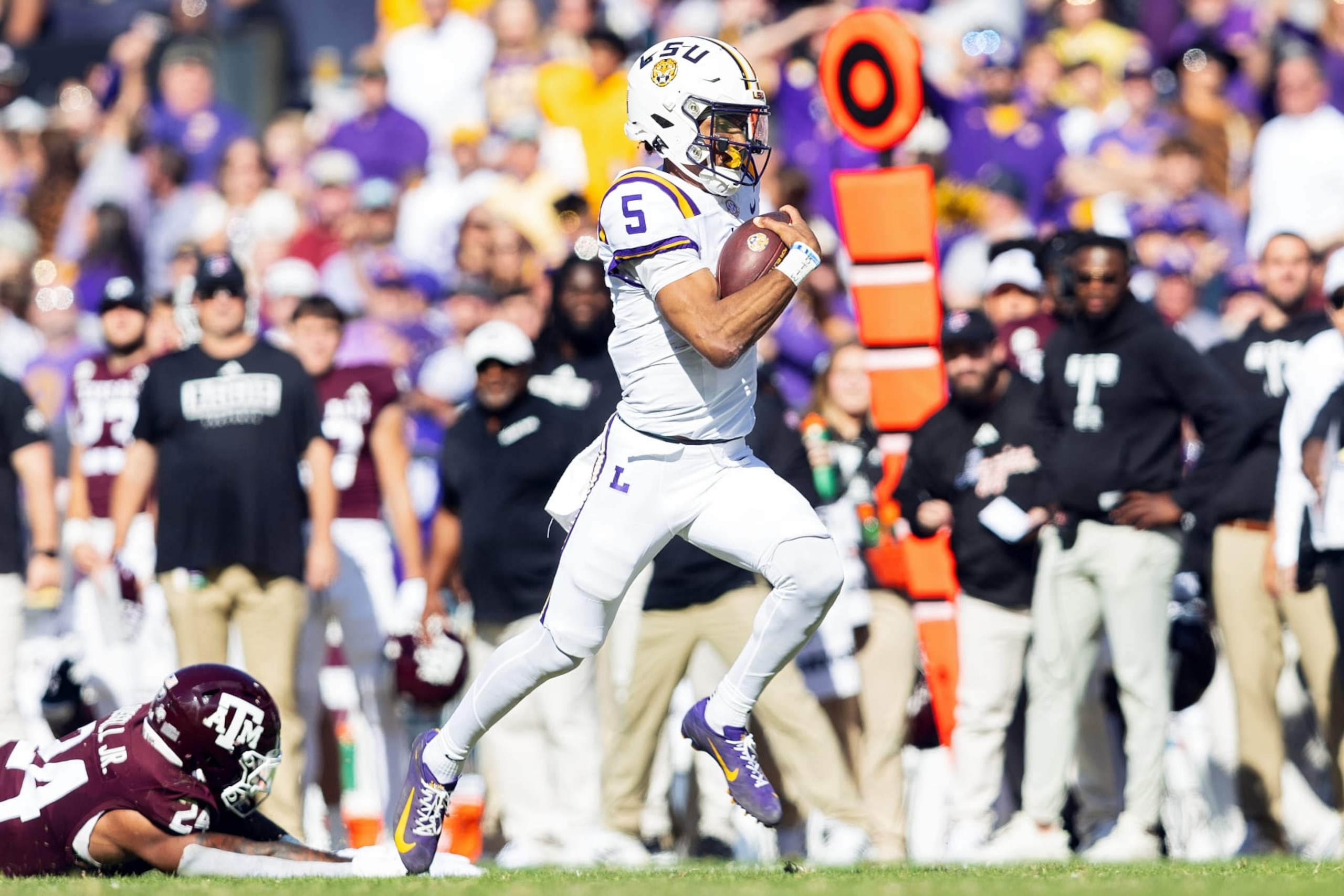 BATON ROUGE, LA - NOVEMBER 25: LSU Tigers quarterback Jayden Daniels (5) rushes the ball during a game between the Texas A&M Aggies and the LSU Tigers in Tiger Stadium in Baton Rouge, Louisiana on November 25, 2023.(Photo by John Korduner/Icon Sportswire via Getty Images)