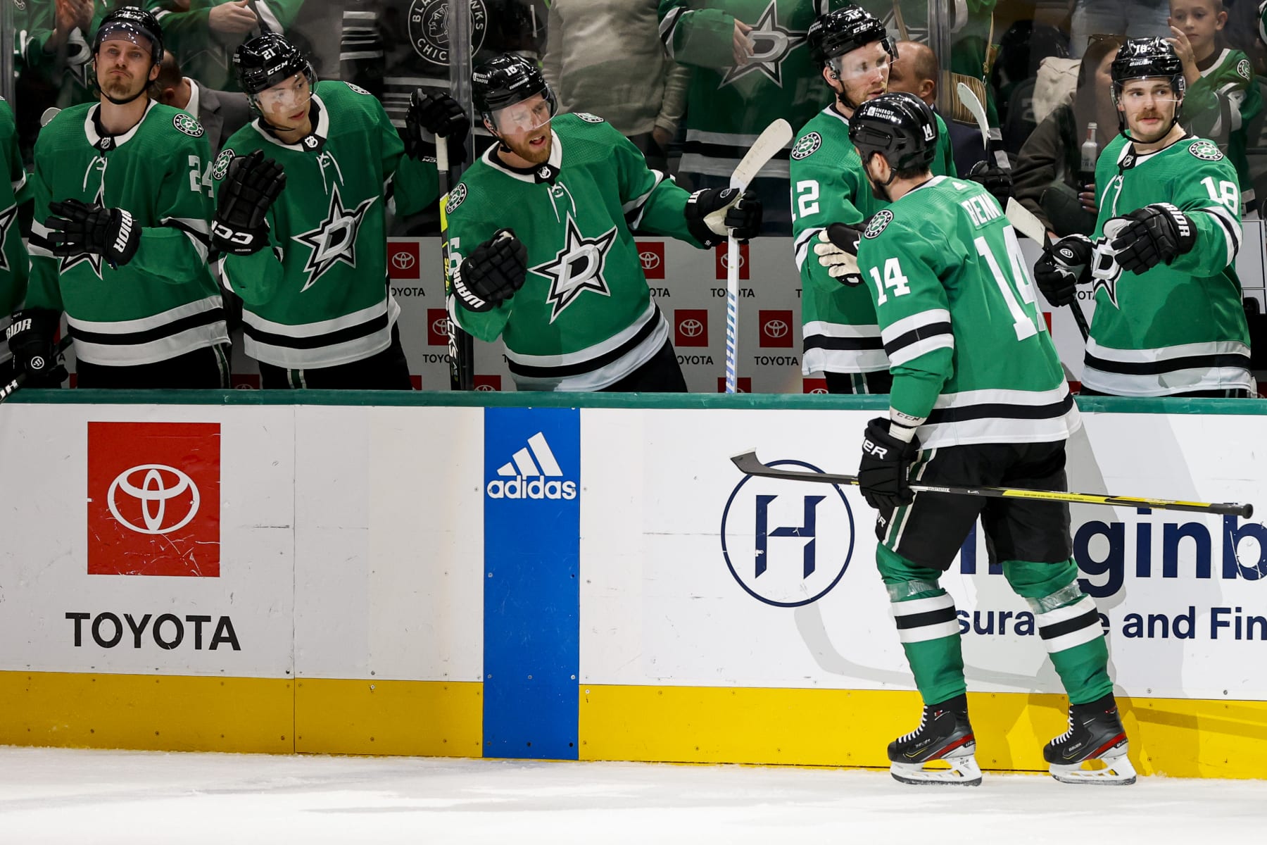 DALLAS, TX - MARCH 20: Dallas Stars left wing Jamie Benn (14) gets high fives after scoring a goal with his teammates during the game between the Dallas Stars and the Arizona Coyotes on  March 20, 2024 at American Airlines Center in Dallas, Texas. (Photo by Matthew Pearce/Icon Sportswire via Getty Images)