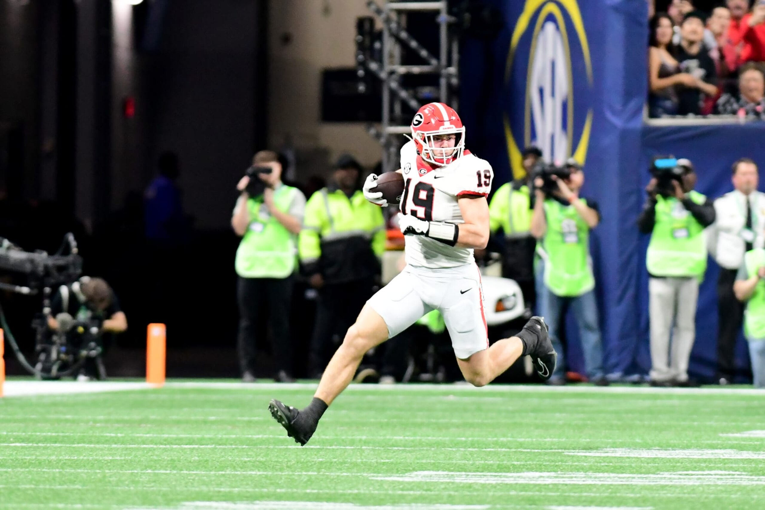 ATLANTA, GA - DECEMBER 2: Brock Bowers #19 runs after making a catch during a game between University of Georgia and University of Alabama at Mercedes Benz Stadium on December 2, 2023 in Atlanta, Georgia. (Photo by Perry McIntyre/ISI Photos/Getty Images) ATLANTA, GA - DECEMBER 2: Brock Bowers #19 runs after making a catch during a game between University of Georgia and University of Alabama at Mercedes Benz Stadium on December 2, 2023 in Atlanta, Georgia. (Photo by Perry McIntyre/ISI Photos/Getty Images)