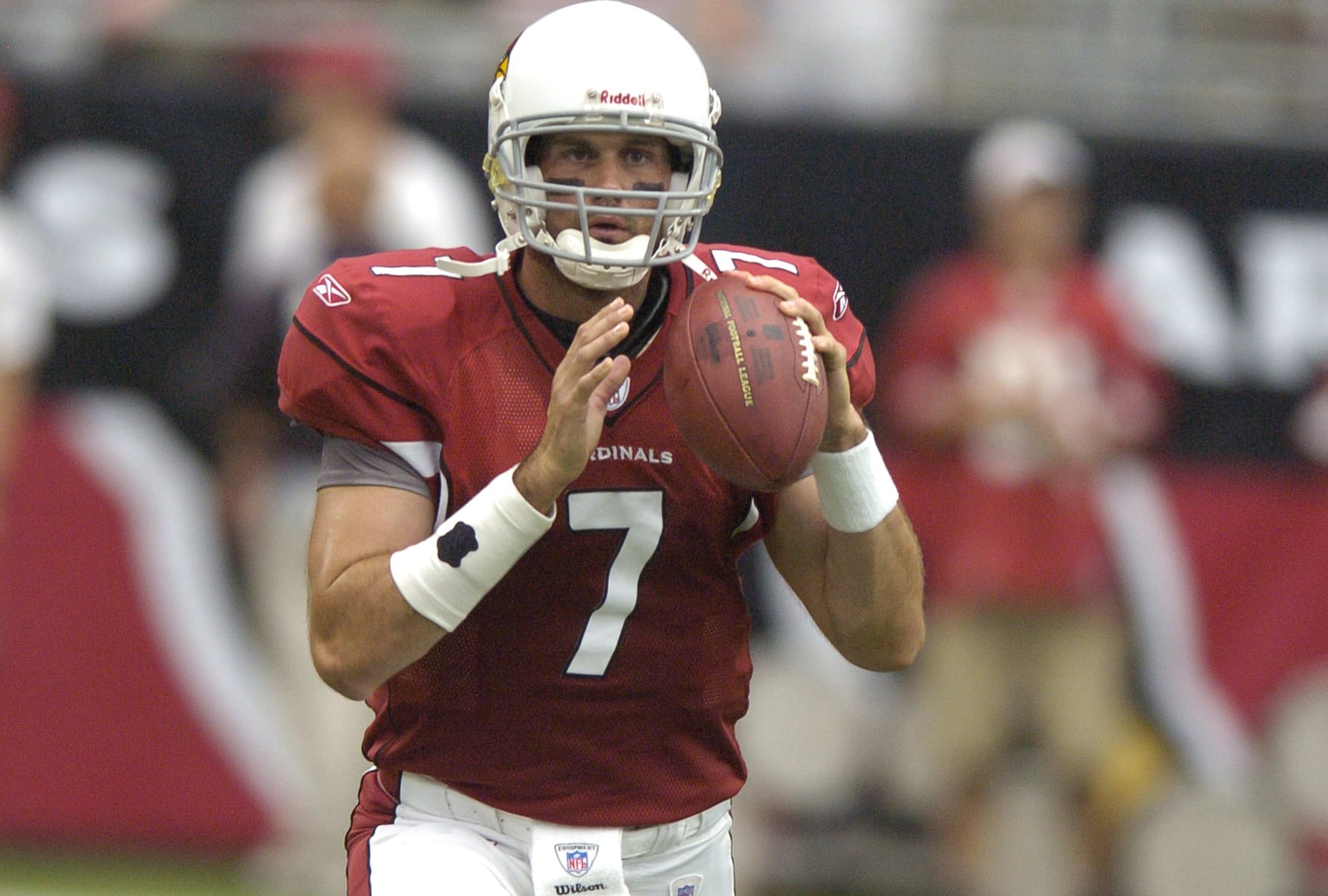 GLENDALE, AZ - SEPTEMBER 16:  Matt Leinart #7 of the Arizona Cardinals warms up prior to the start of an NFL football game against the Seattle Seahawks on September 16, 2007 at University of Phoenix Stadium in Glendale, Arizona. Leinart played for the Cardinals from 2006-2009. (Photo by Focus on Sport/Getty Images)