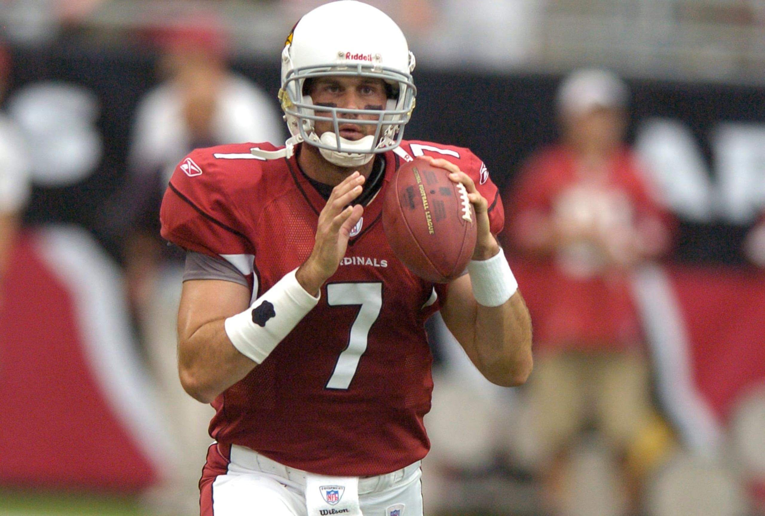 GLENDALE, AZ - SEPTEMBER 16:  Matt Leinart #7 of the Arizona Cardinals warms up prior to the start of an NFL football game against the Seattle Seahawks on September 16, 2007 at University of Phoenix Stadium in Glendale, Arizona. Leinart played for the Cardinals from 2006-2009. (Photo by Focus on Sport/Getty Images)
