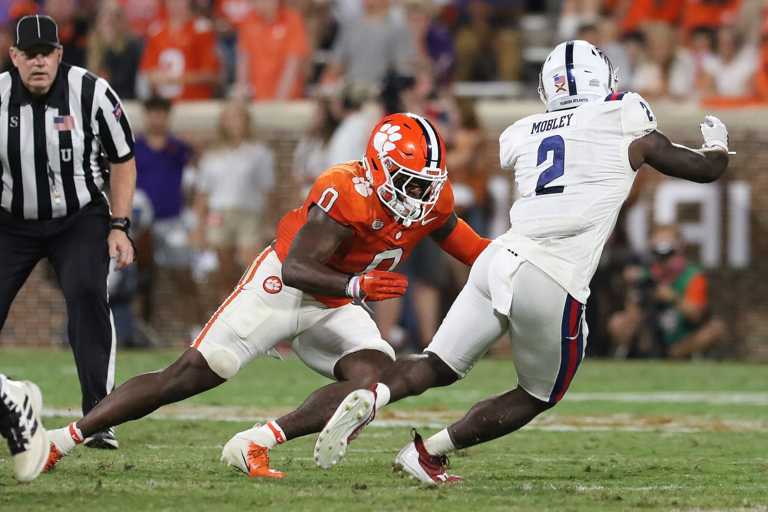 CLEMSON, SC - SEPTEMBER 16: Clemson Tigers linebacker Barrett Carter (0) during a college football game between the Florida Atlantic Owls and he Clemson Tigers on September 16, 2023 at Clemson Memorial Stadium in Clemson, S.C. (Photo by John Byrum/Icon Sportswire via Getty Images)