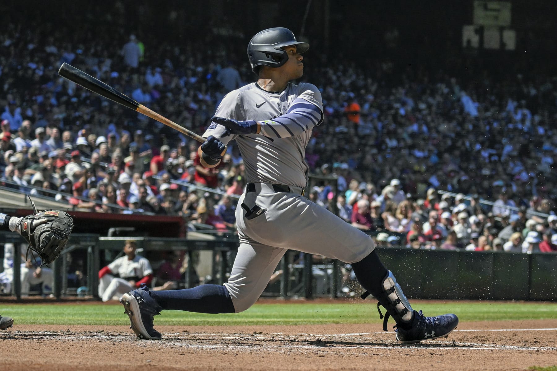 PHOENIX, AZ - APRIL 03:  New York Yankees outfielder Juan Soto (22) makes contact during a MLB game between the Arizona Diamondbacks and New York Yankees on April 3, 2024, at Chase Field in Phoenix, AZ. (Photo by Nick Wosika/Icon Sportswire via Getty Images)