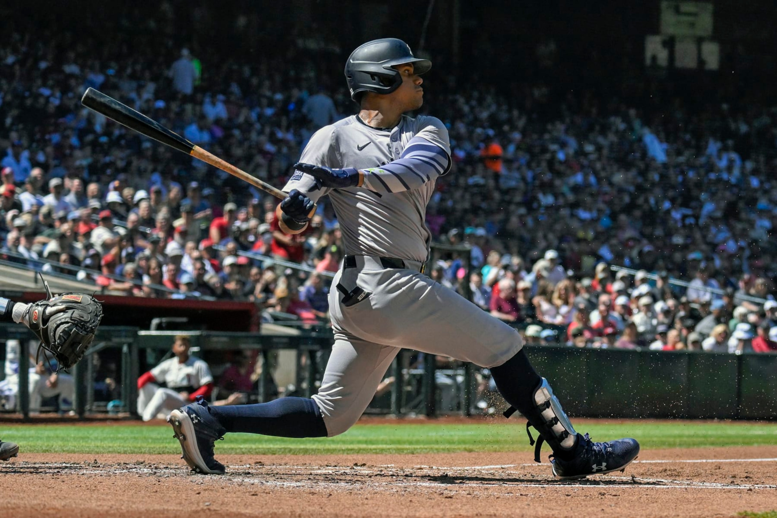 PHOENIX, AZ - APRIL 03:  New York Yankees outfielder Juan Soto (22) makes contact during a MLB game between the Arizona Diamondbacks and New York Yankees on April 3, 2024, at Chase Field in Phoenix, AZ. (Photo by Nick Wosika/Icon Sportswire via Getty Images)