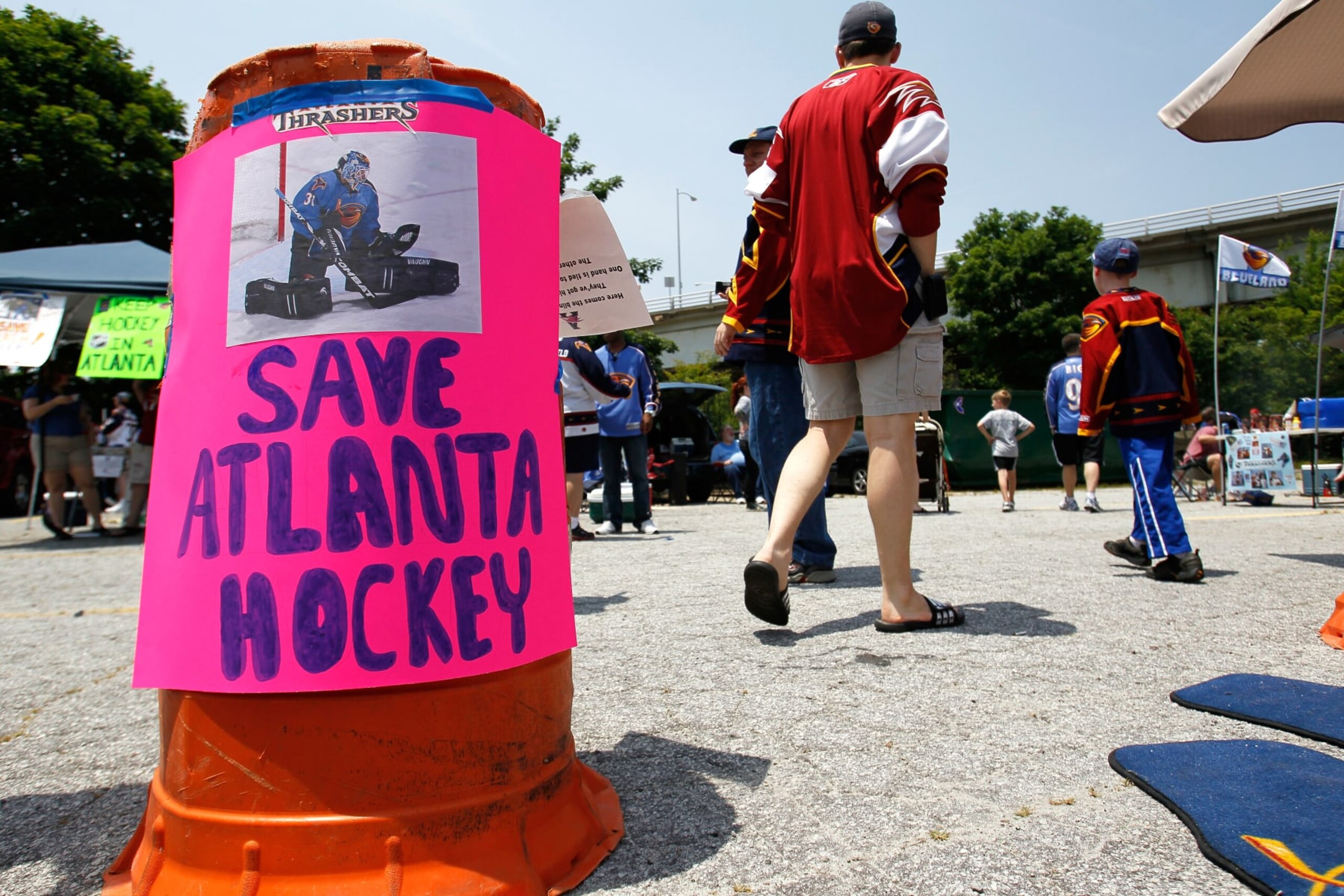ATLANTA, GA - MAY 21: Fans rally outside Philips Arena to keep the Atlanta Thrashers based in Atlanta on May 21, 2011 in Atlanta, Georgia. It has been reported the Thrashers may relocate to Winnipeg, Canada. (Photo by Kevin C. Cox/Getty Images) ATLANTA, GA - MAY 21: Fans rally outside Philips Arena to keep the Atlanta Thrashers based in Atlanta on May 21, 2011 in Atlanta, Georgia. It has been reported the Thrashers may relocate to Winnipeg, Canada. (Photo by Kevin C. Cox/Getty Images)