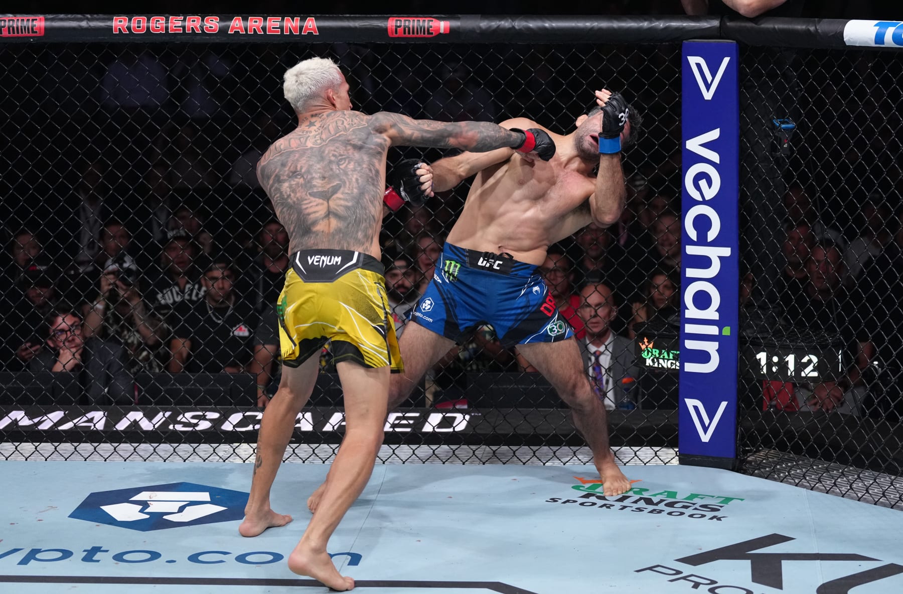 Oliveira wobbles Dariush with a punch at UFC 289.