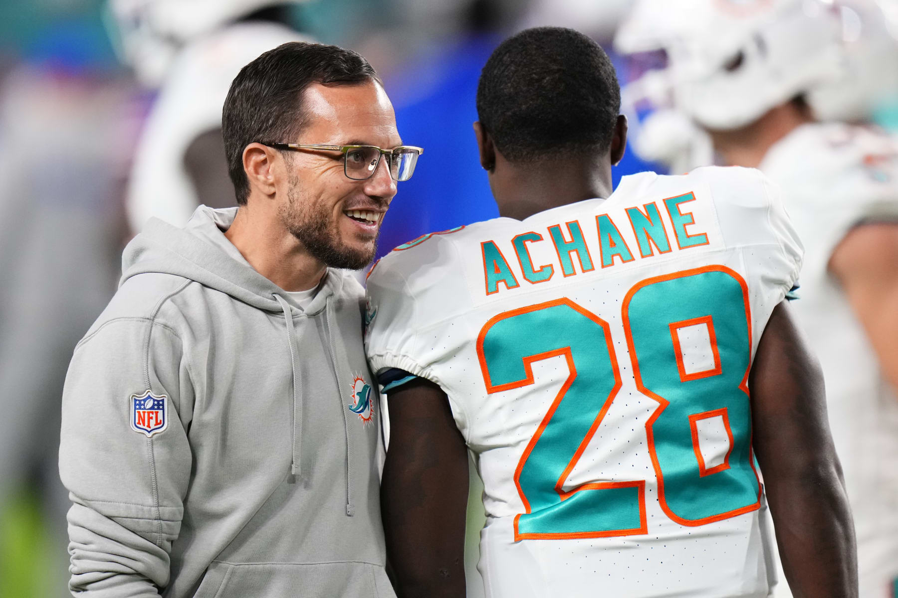 MIAMI GARDENS, FLORIDA - JANUARY 07: Head coach Mike McDaniel of the Miami Dolphins talks with De'Von Achane #28 prior to a game against the Buffalo Bills at Hard Rock Stadium on January 07, 2024 in Miami Gardens, Florida. (Photo by Rich Storry/Getty Images)