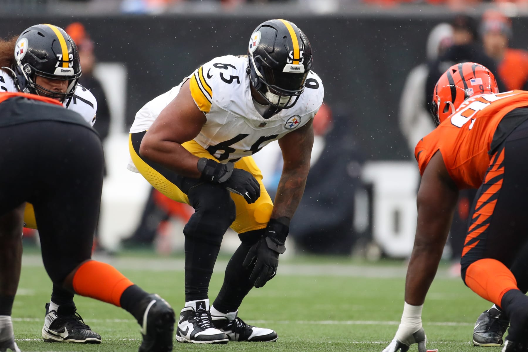 CINCINNATI, OH - NOVEMBER 26: Pittsburgh Steelers offensive tackle Dan Moore Jr. (65) in action during the game against the Pittsburgh Steelers and the Cincinnati Bengals on November 26, 2023, at Paycor Stadium in Cincinnati, OH. (Photo by Ian Johnson/Icon Sportswire via Getty Images)