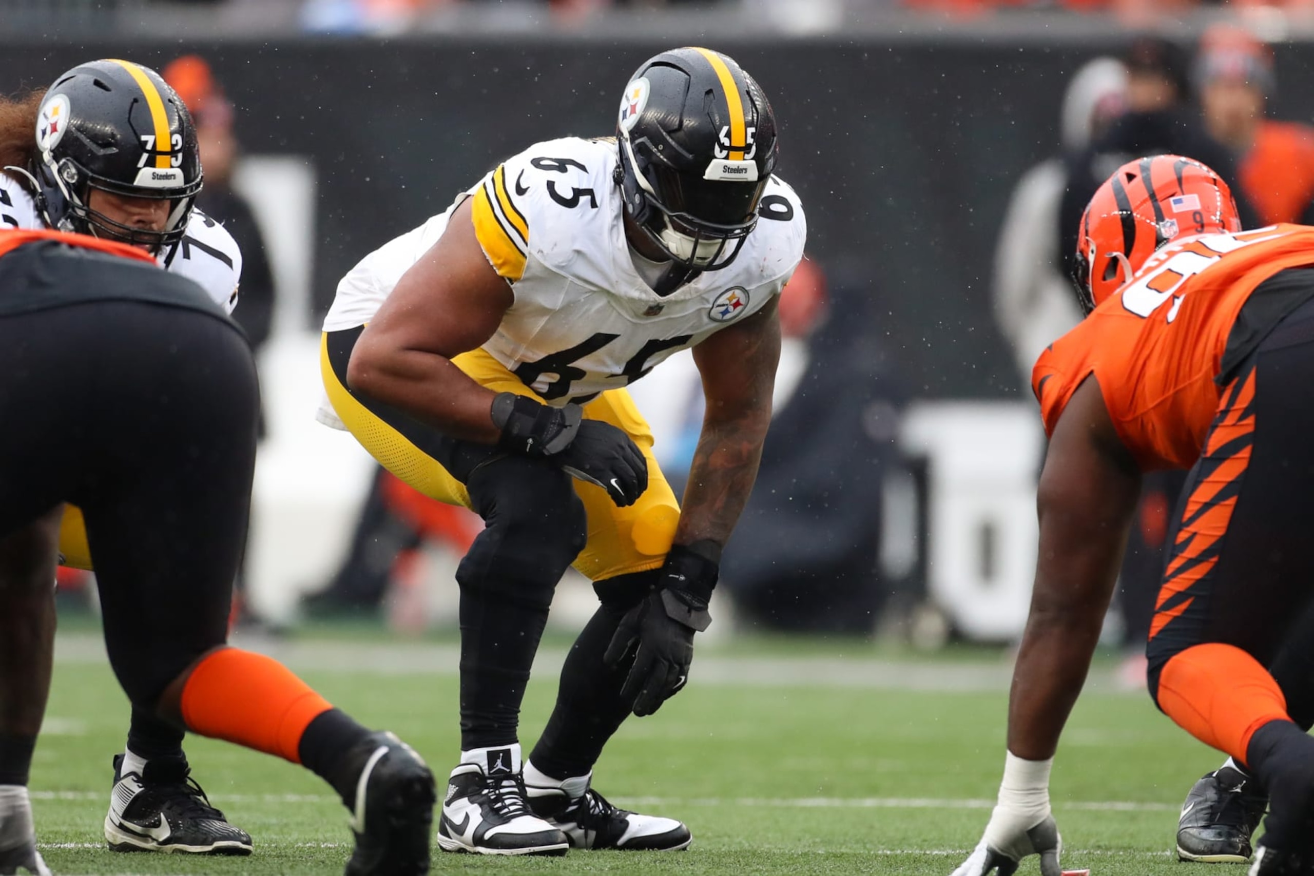 CINCINNATI, OH - NOVEMBER 26: Pittsburgh Steelers offensive tackle Dan Moore Jr. (65) in action during the game against the Pittsburgh Steelers and the Cincinnati Bengals on November 26, 2023, at Paycor Stadium in Cincinnati, OH. (Photo by Ian Johnson/Icon Sportswire via Getty Images)
