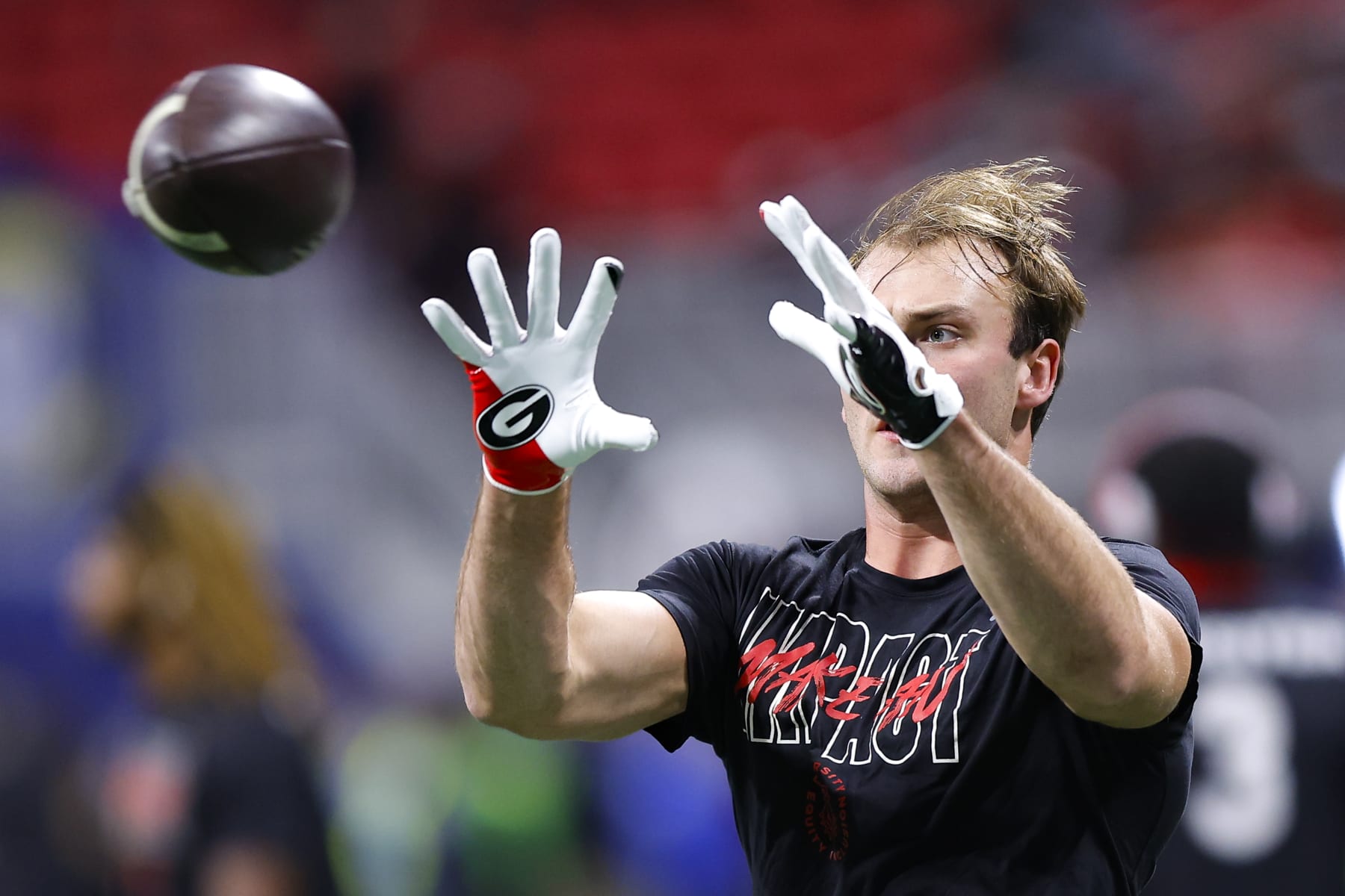 ATLANTA, GEORGIA - DECEMBER 2: Brock Bowers #19 of the Georgia Bulldogs warms up prior to the SEC Championship against the Alabama Crimson Tide at Mercedes-Benz Stadium on December 2, 2023 in Atlanta, Georgia. (Photo by Todd Kirkland/Getty Images)