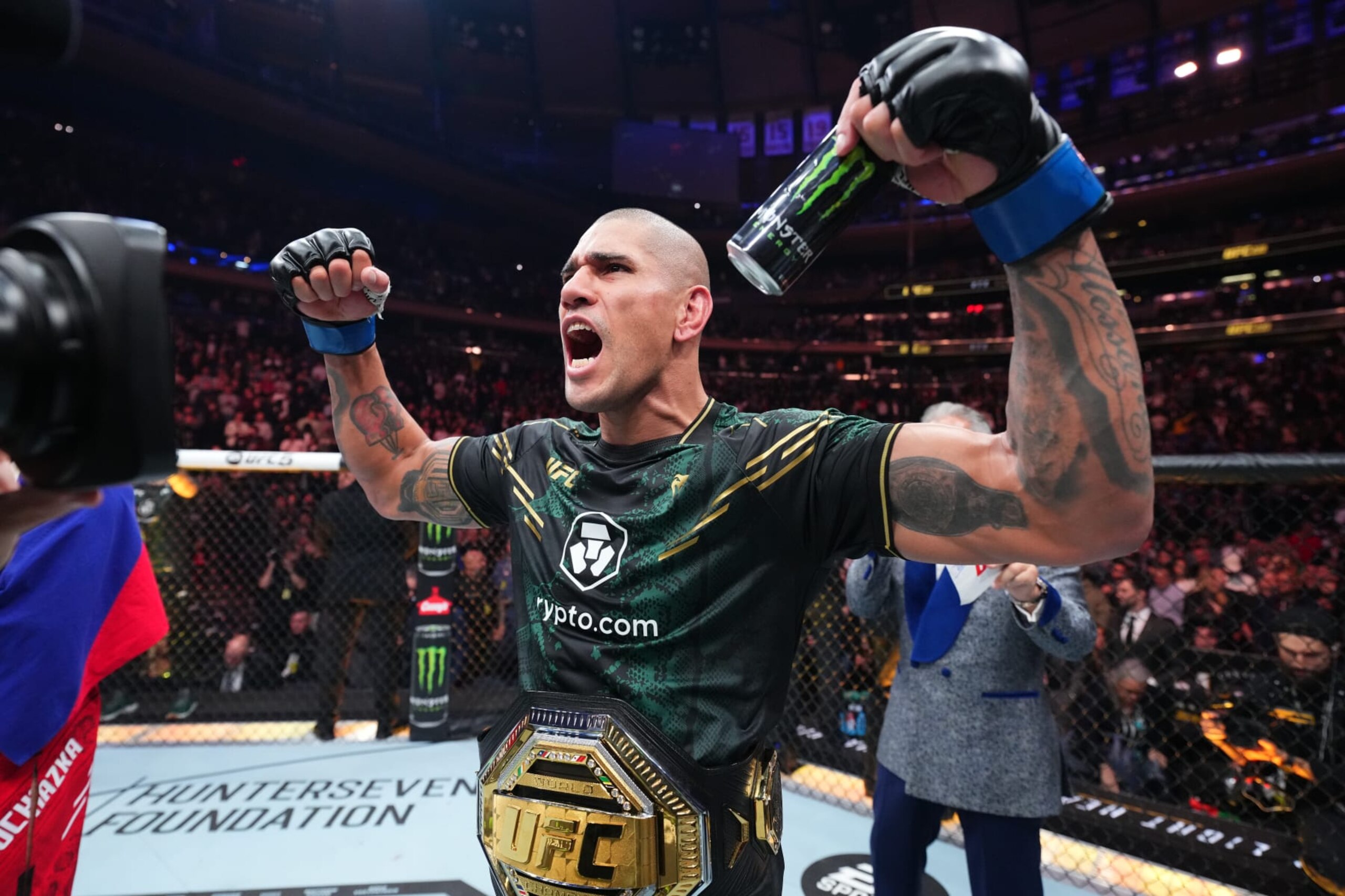 Alex Pereira celebrates after winning the UFC light heavyweight belt