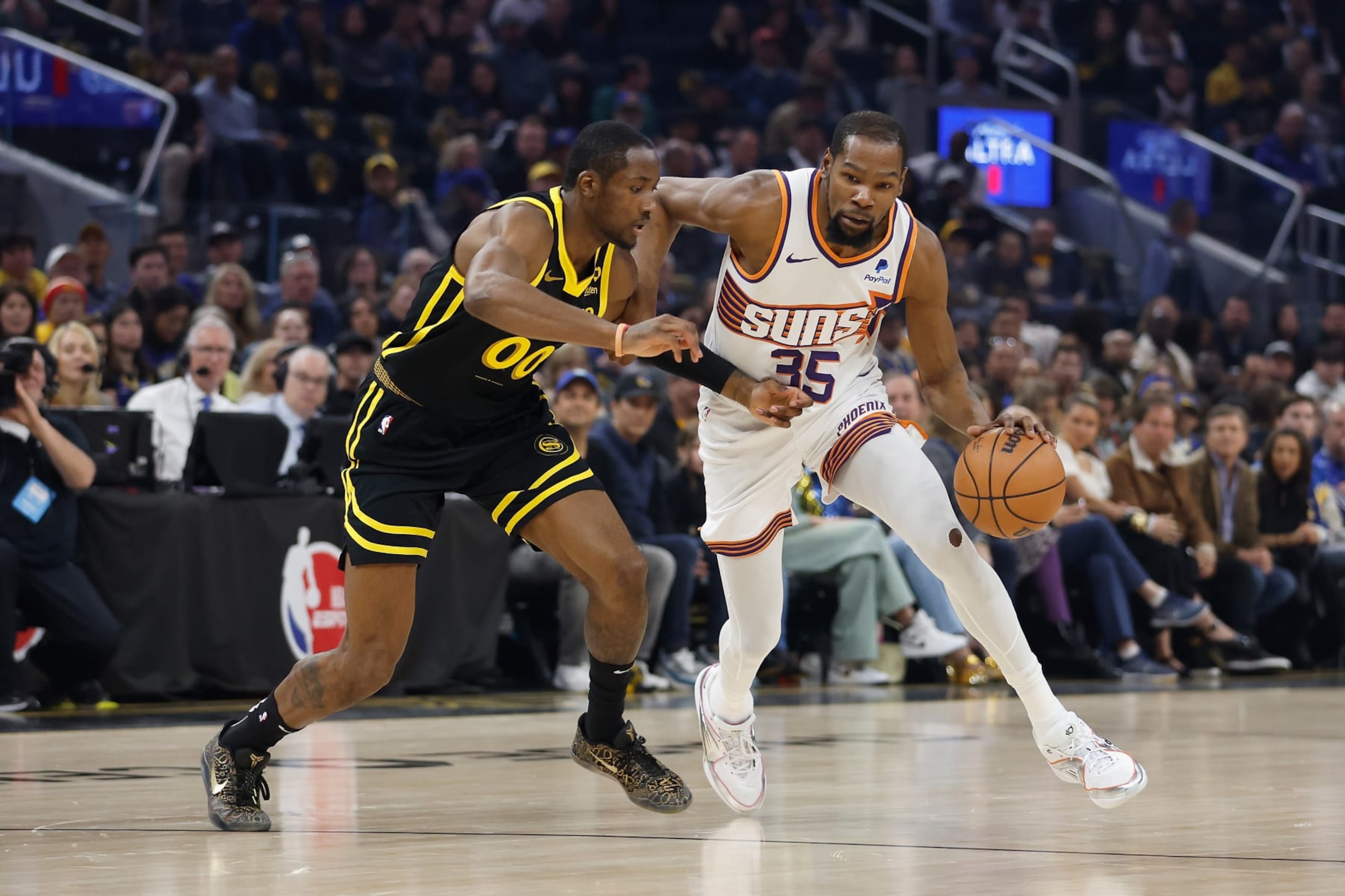 SAN FRANCISCO, CALIFORNIA - FEBRUARY 10: Kevin Durant #35 of the Phoenix Suns is guarded by Jonathan Kuminga #00 of the Golden State Warriors in the first quarter at Chase Center on February 10, 2024 in San Francisco, California. NOTE TO USER: User expressly acknowledges and agrees that, by downloading and or using this photograph, User is consenting to the terms and conditions of the Getty Images License Agreement. (Photo by Lachlan Cunningham/Getty Images)