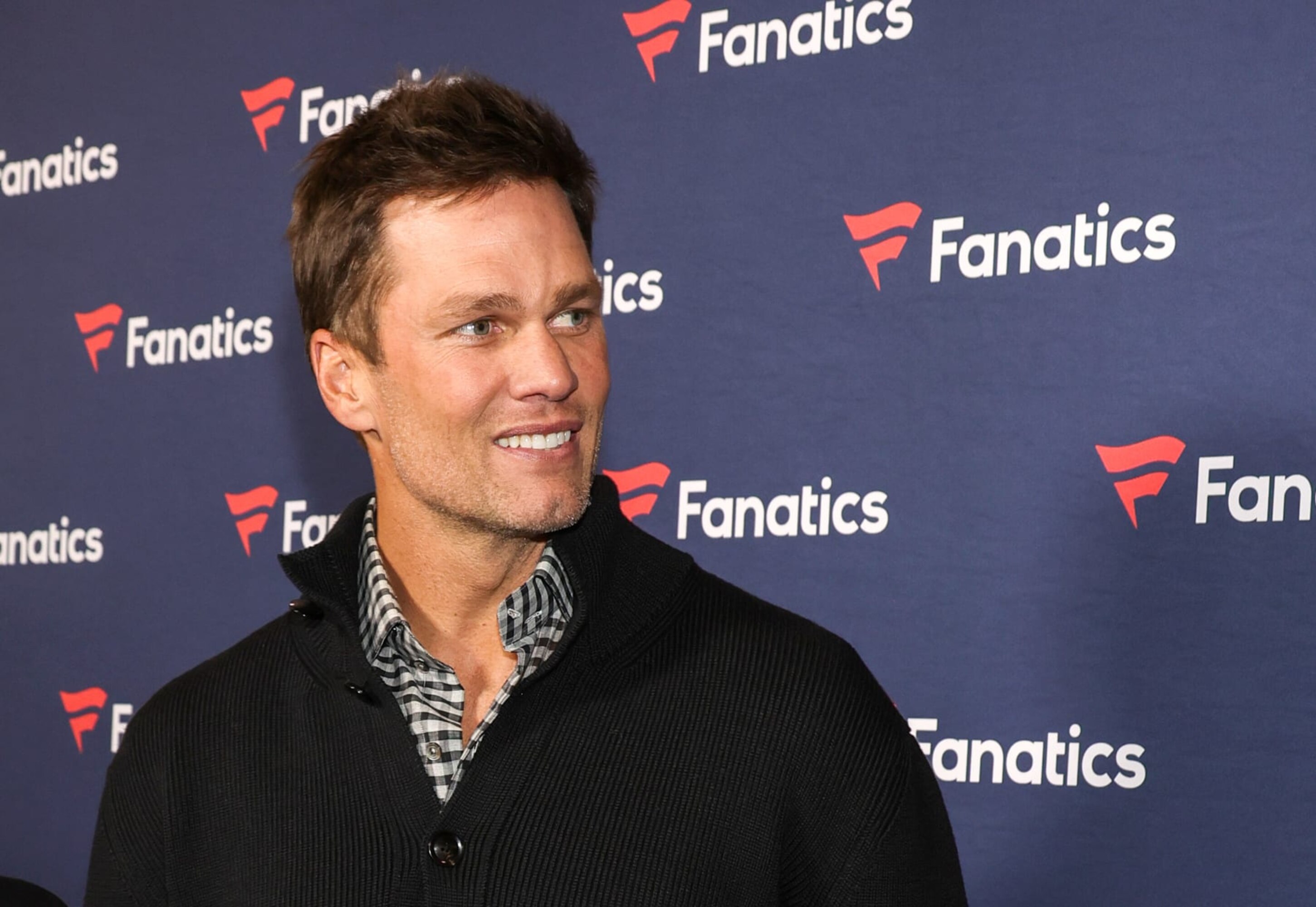 Tom Brady scherzt über seinen Rücktritt und lässt sich für 50 ...