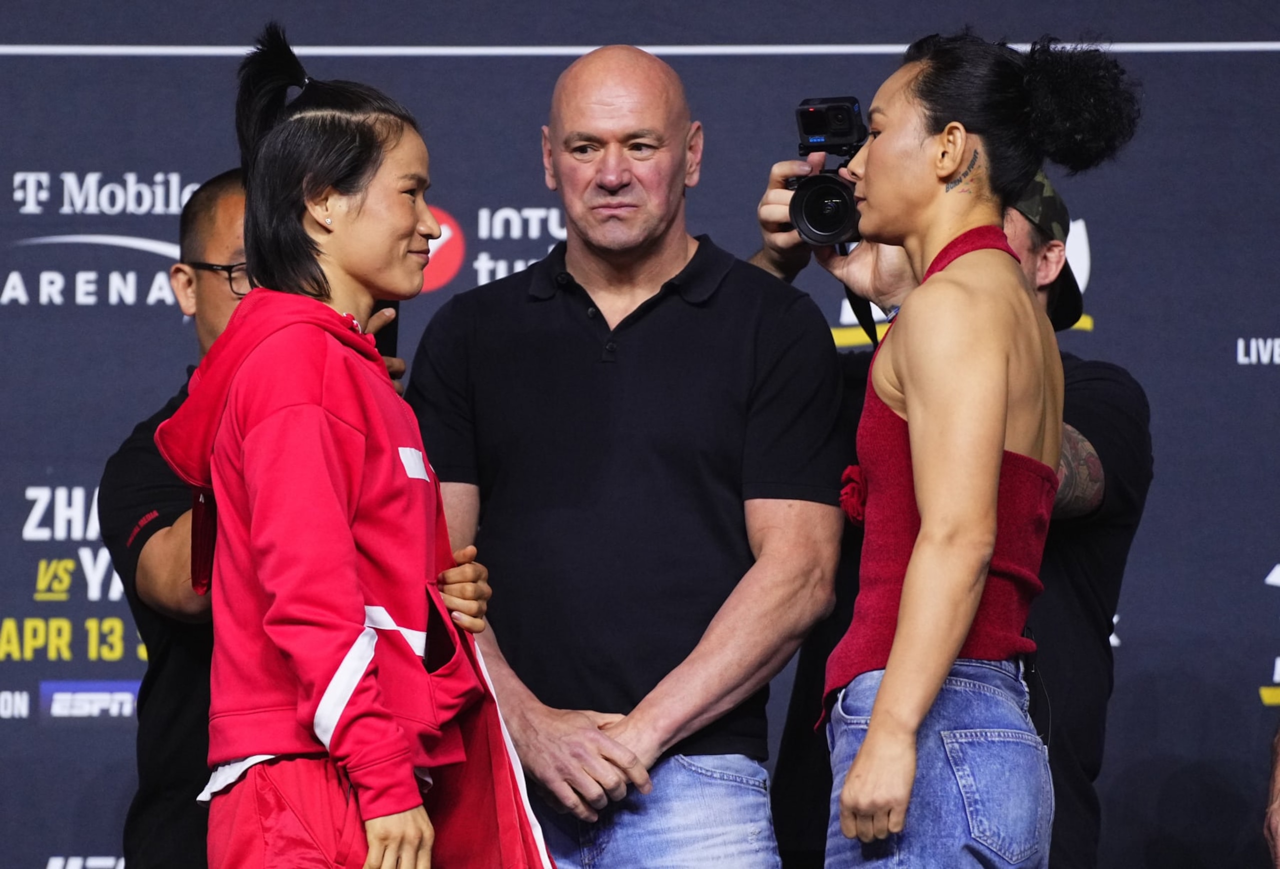 Zhang Weili squares off with Yan Xiaonan