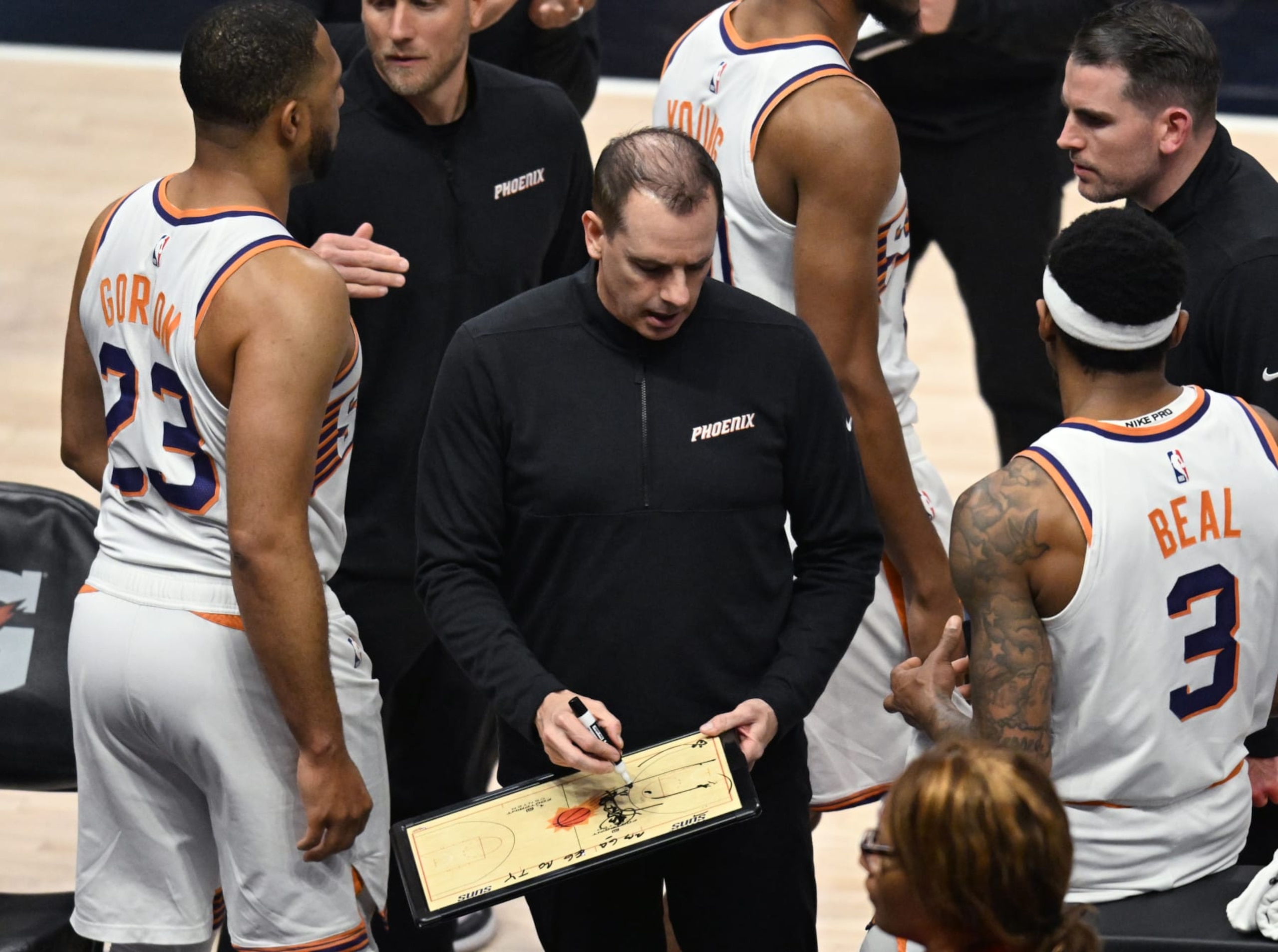 LOS ANGELES, CA - APRIL 10: Phoenix Suns head coach Frank Vogel draws up a play during a break in the action in a game against the Los Angeles Clippers during a regular season NBA basketball game at Crypto.com Arena. (Photo by John McCoy/Icon Sportswire via Getty Images) LOS ANGELES, CA - APRIL 10: Phoenix Suns head coach Frank Vogel draws up a play during a break in the action in a game against the Los Angeles Clippers during a regular season NBA basketball game at Crypto.com Arena. (Photo by John McCoy/Icon Sportswire via Getty Images)