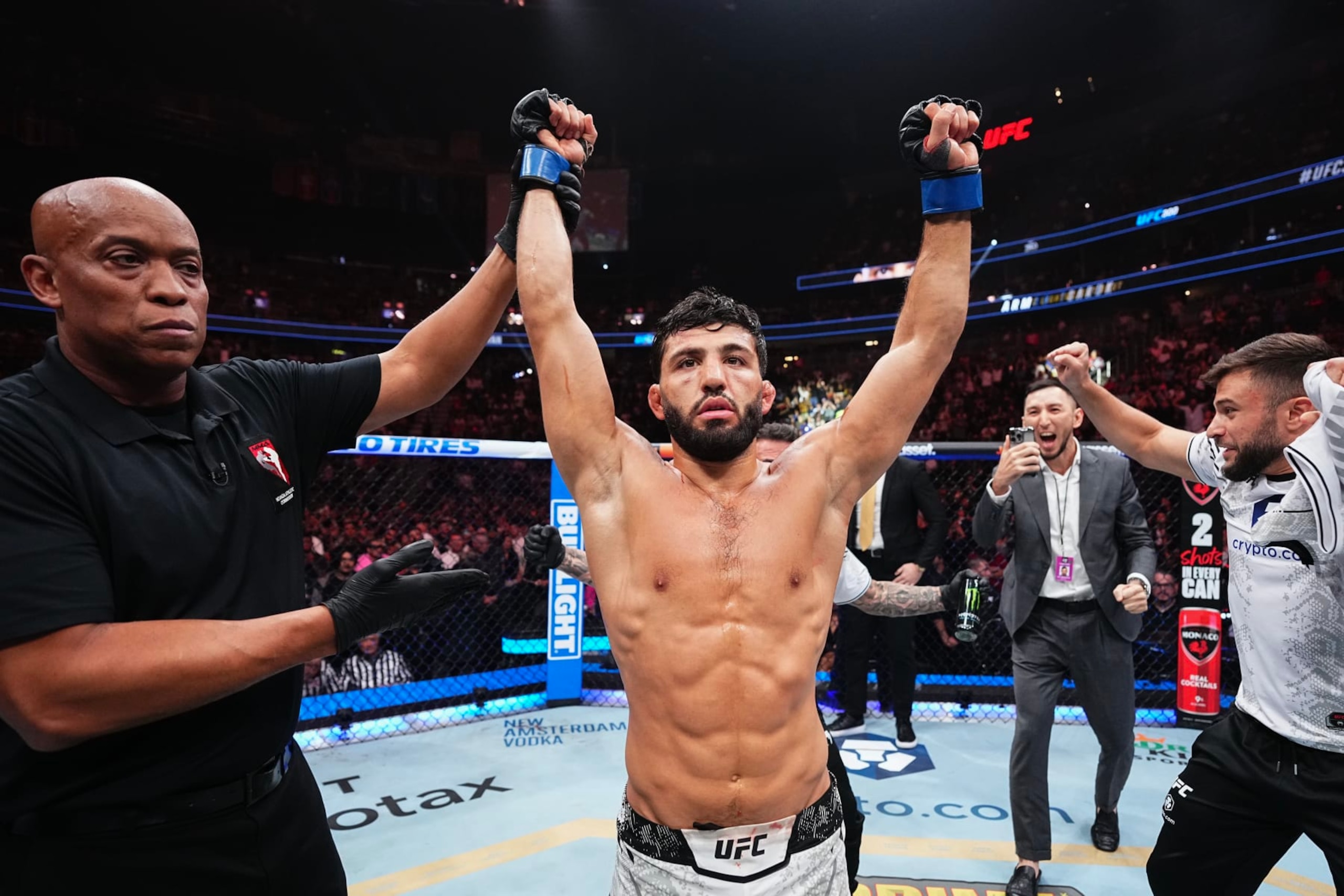 Arman Tsarukyan celebrates his win over Charles Oliveira