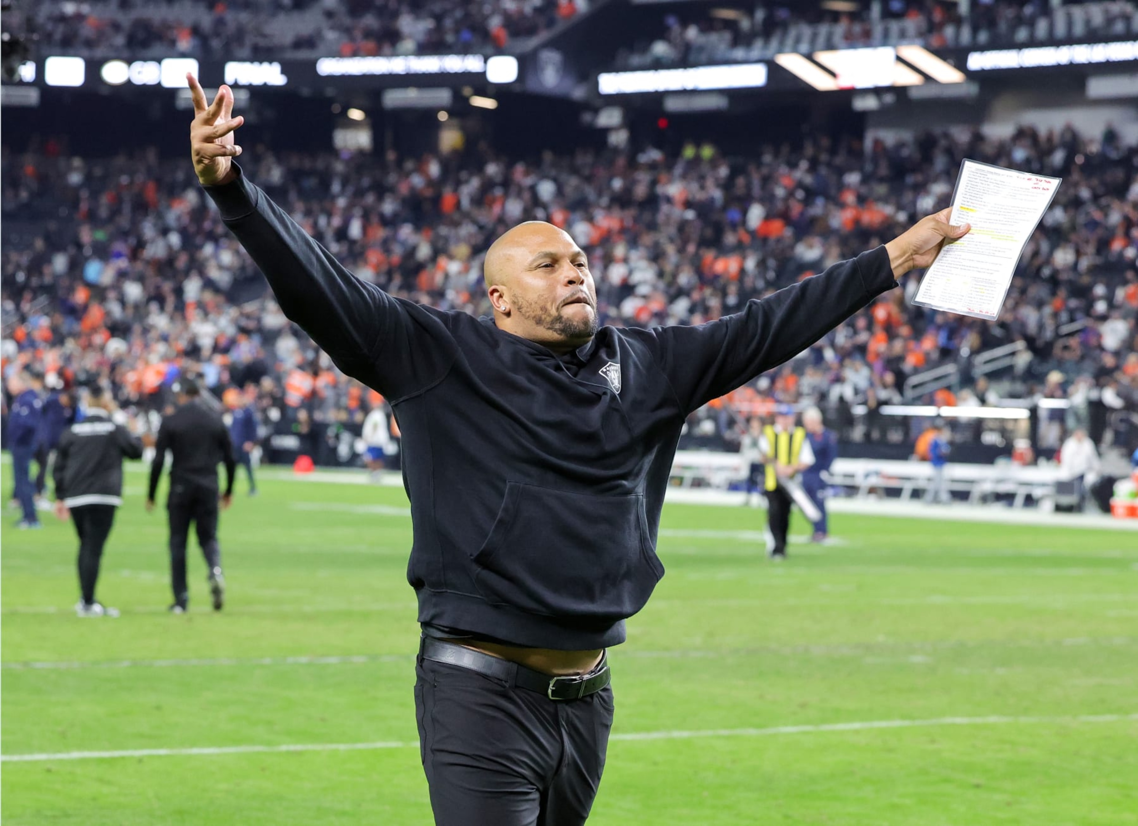Raiders head coach Antonio Pierce
