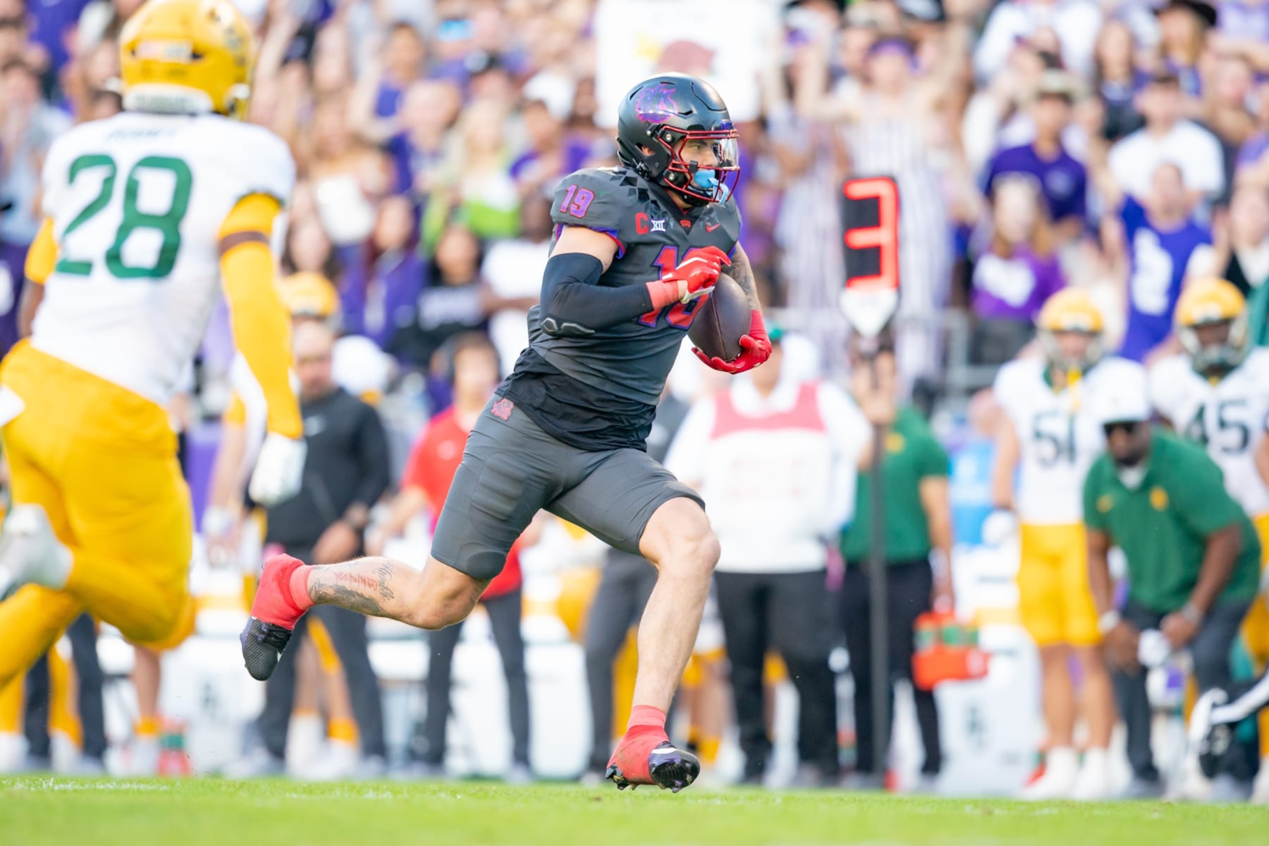 FORT WORTH, TX - NOVEMBER 18:TCU Horned Frogs tight end Jared Wiley (19) runs after the catch during a college football game between the Baylor Bears and the TCU Horned Frogs on November 18, 2023 at Amon G. Carter Stadium in Fort Worth, TX. (Photo by Chris Leduc/Icon Sportswire via Getty Images) FORT WORTH, TX - NOVEMBER 18:TCU Horned Frogs tight end Jared Wiley (19) runs after the catch during a college football game between the Baylor Bears and the TCU Horned Frogs on November 18, 2023 at Amon G. Carter Stadium in Fort Worth, TX. (Photo by Chris Leduc/Icon Sportswire via Getty Images)