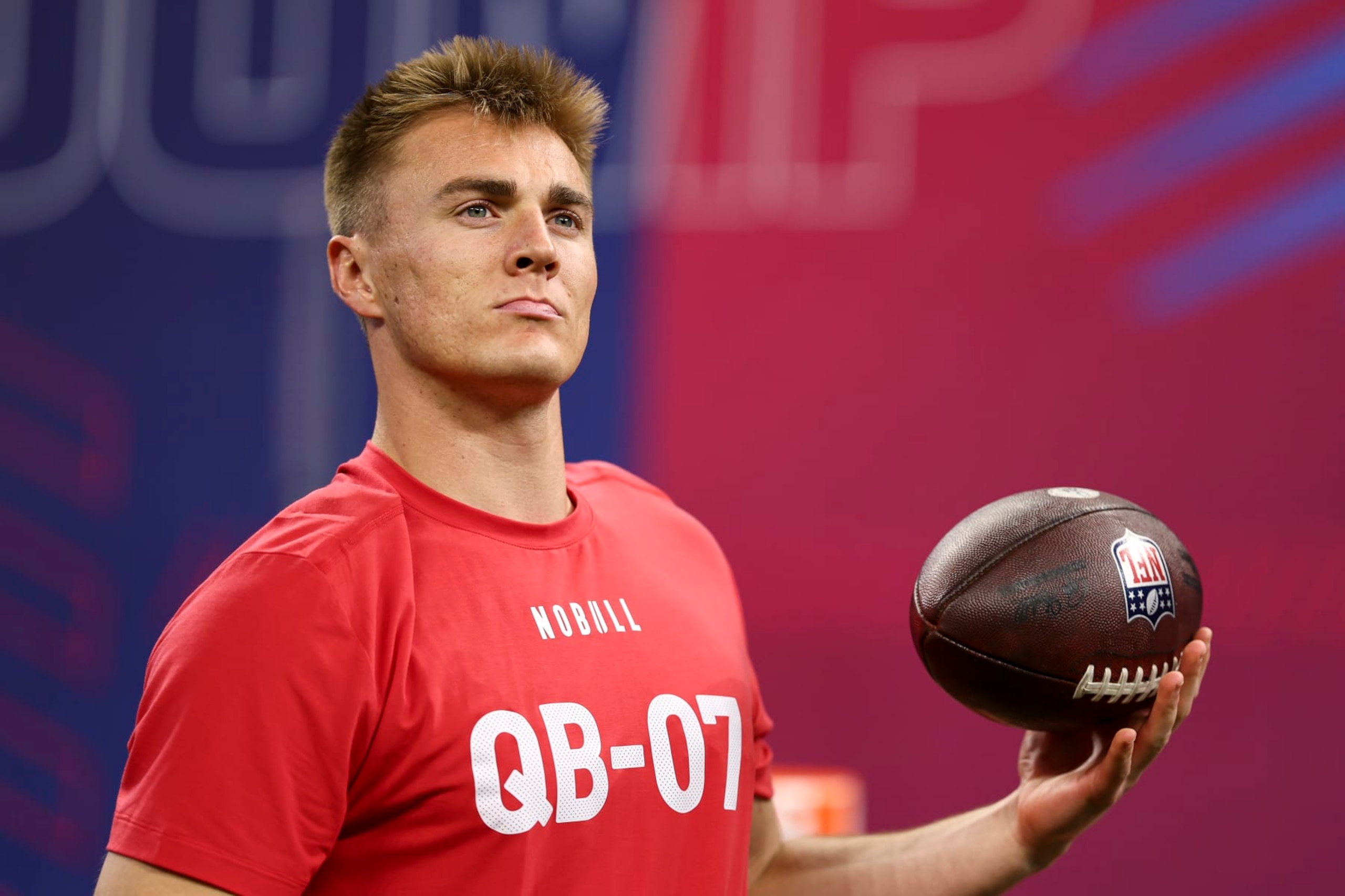 INDIANAPOLIS, INDIANA - MARCH 2: Bo Nix #QB07 of Oregon warms up during the NFL Combine at the Lucas Oil Stadium on March 2, 2024 in Indianapolis, Indiana. (Photo by Kevin Sabitus/Getty Images)