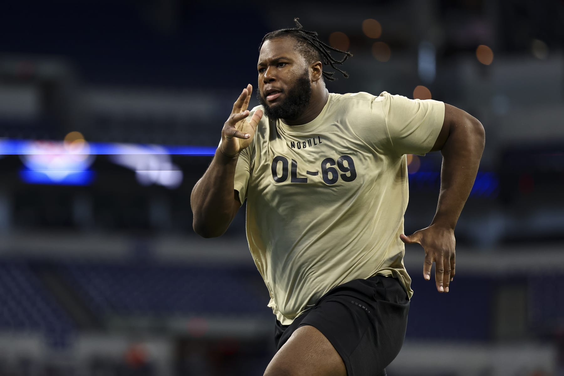 INDIANAPOLIS, INDIANA - MARCH 3: Sedrick Van Pran-Granger #OL69 of Georgia participates in a drill during the NFL Combine at the Lucas Oil Stadium on March 3, 2024 in Indianapolis, Indiana. (Photo by Kevin Sabitus/Getty Images)