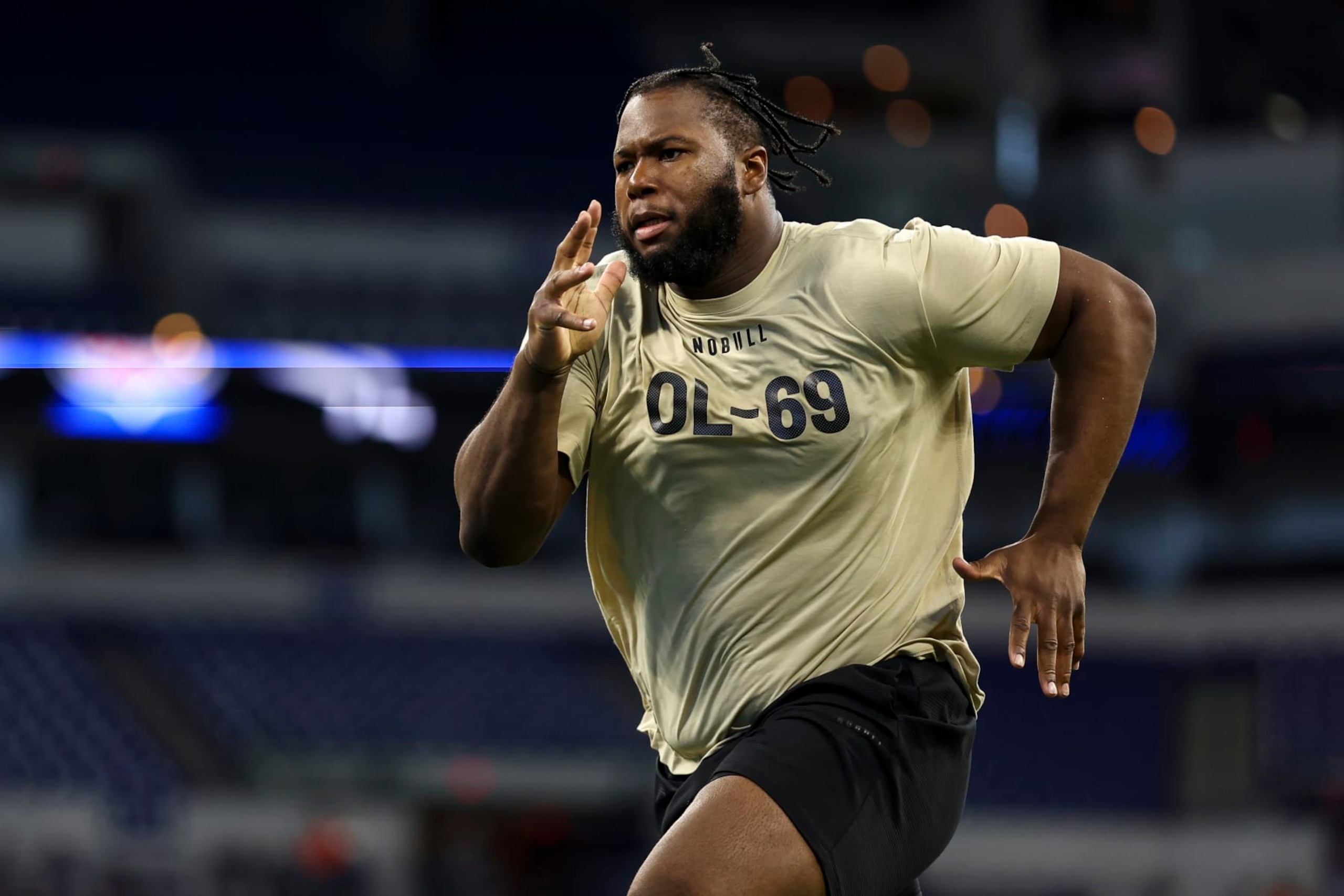INDIANAPOLIS, INDIANA - MARCH 3: Sedrick Van Pran-Granger #OL69 of Georgia participates in a drill during the NFL Combine at the Lucas Oil Stadium on March 3, 2024 in Indianapolis, Indiana. (Photo by Kevin Sabitus/Getty Images) INDIANAPOLIS, INDIANA - MARCH 3: Sedrick Van Pran-Granger #OL69 of Georgia participates in a drill during the NFL Combine at the Lucas Oil Stadium on March 3, 2024 in Indianapolis, Indiana. (Photo by Kevin Sabitus/Getty Images)