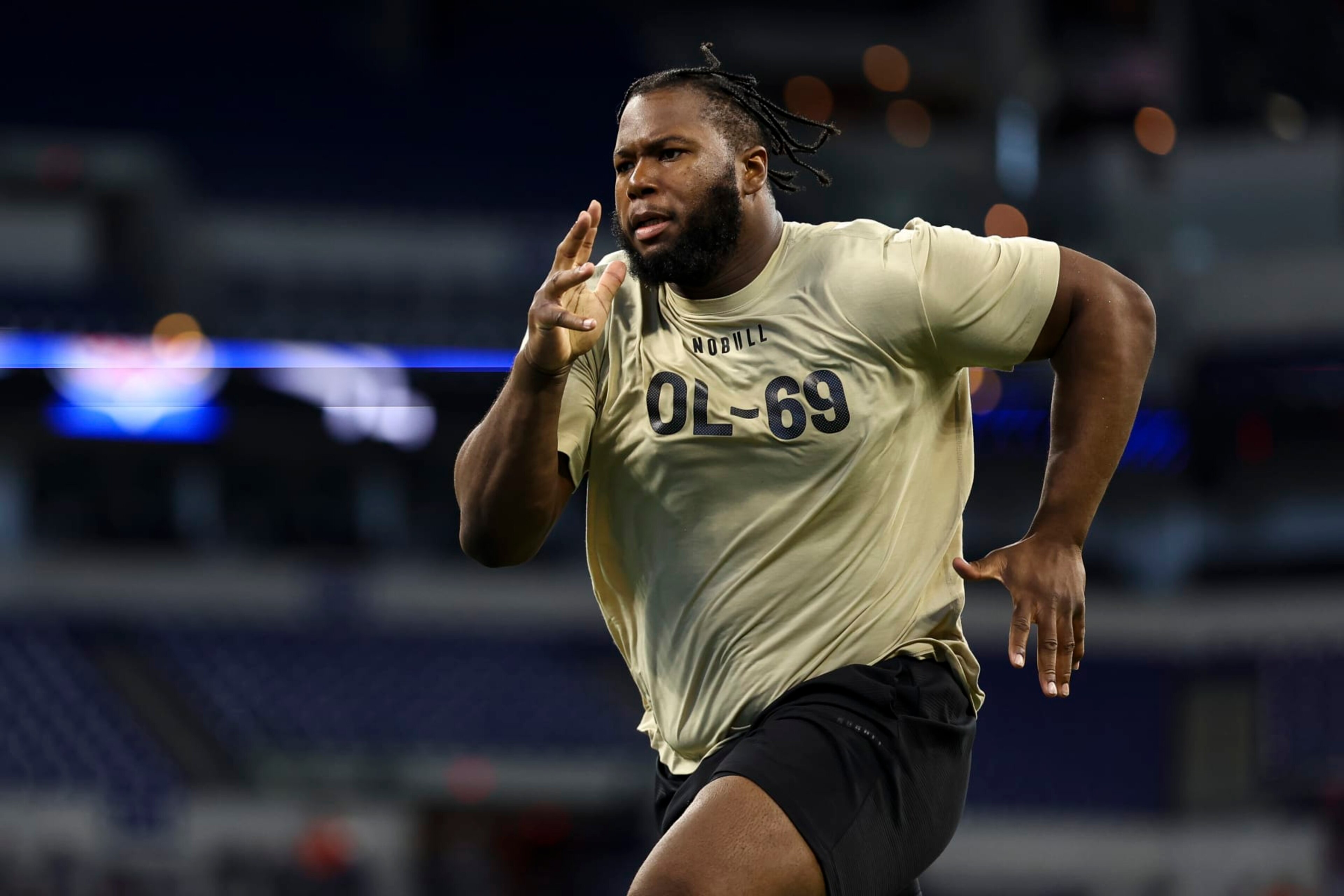 INDIANAPOLIS, INDIANA - MARCH 3: Sedrick Van Pran-Granger #OL69 of Georgia participates in a drill during the NFL Combine at the Lucas Oil Stadium on March 3, 2024 in Indianapolis, Indiana. (Photo by Kevin Sabitus/Getty Images)