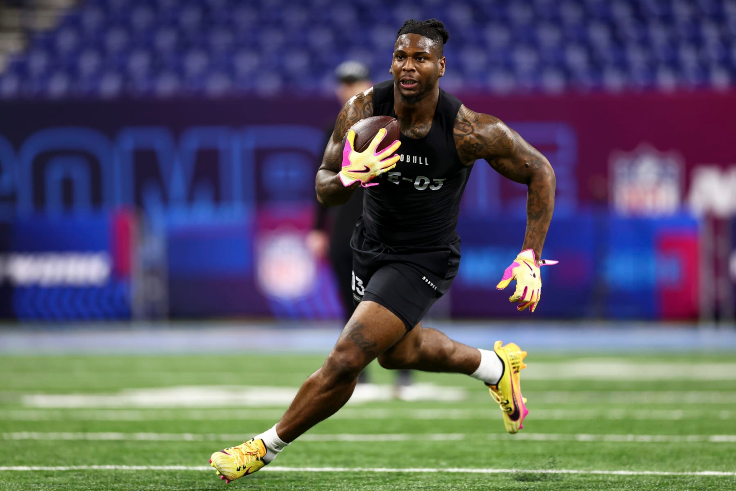 INDIANAPOLIS, INDIANA - MARCH 1: Jaheim Bell #TE03 of Florida State participates in a drill during the NFL Combine at the Lucas Oil Stadium on March 1, 2024 in Indianapolis, Indiana. (Photo by Kevin Sabitus/Getty Images)