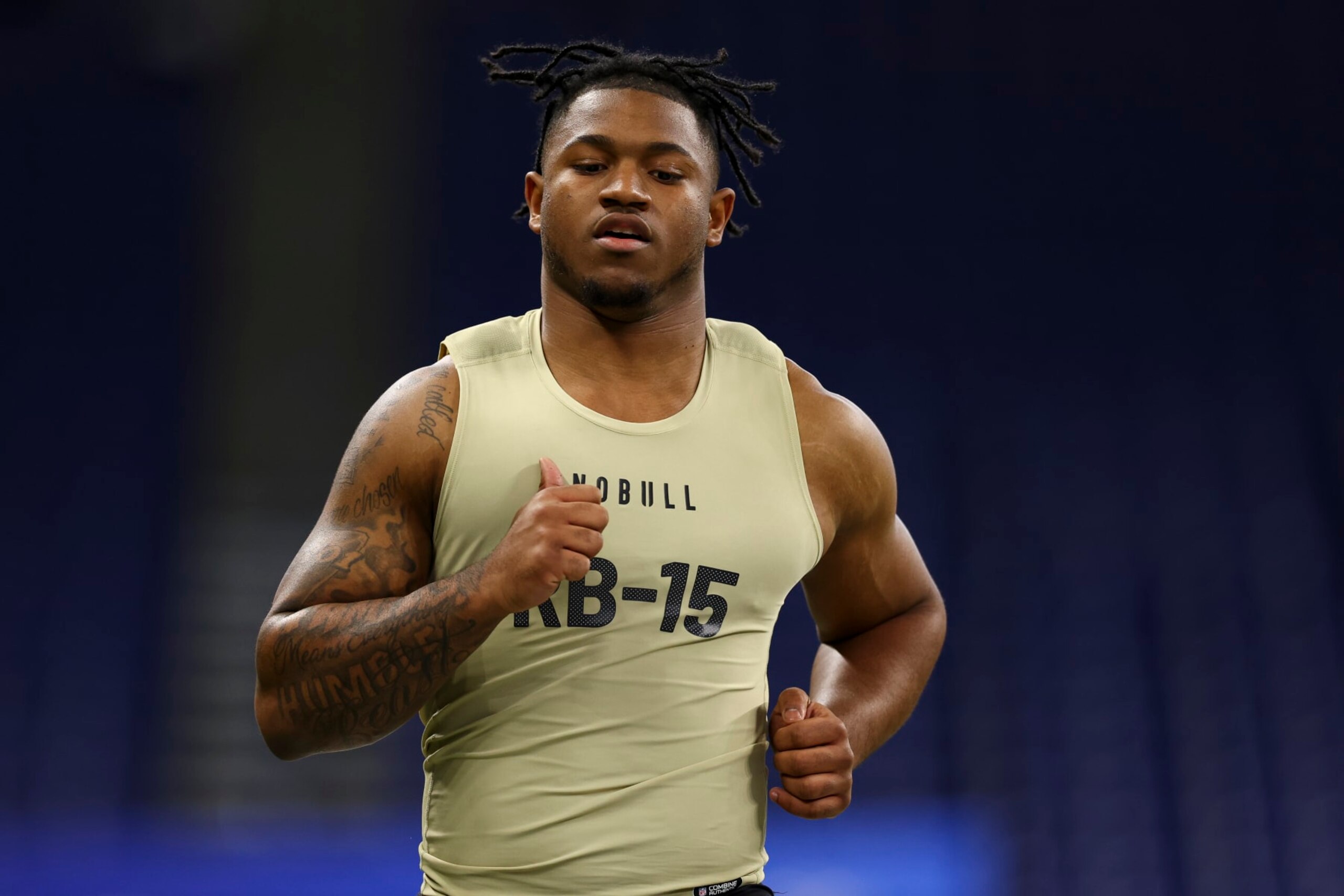 INDIANAPOLIS, INDIANA - MARCH 2: Dillon Johnson #RB15 of Washington runs the 40-yard dash during the NFL Combine at the Lucas Oil Stadium on March 2, 2024 in Indianapolis, Indiana. (Photo by Kevin Sabitus/Getty Images)