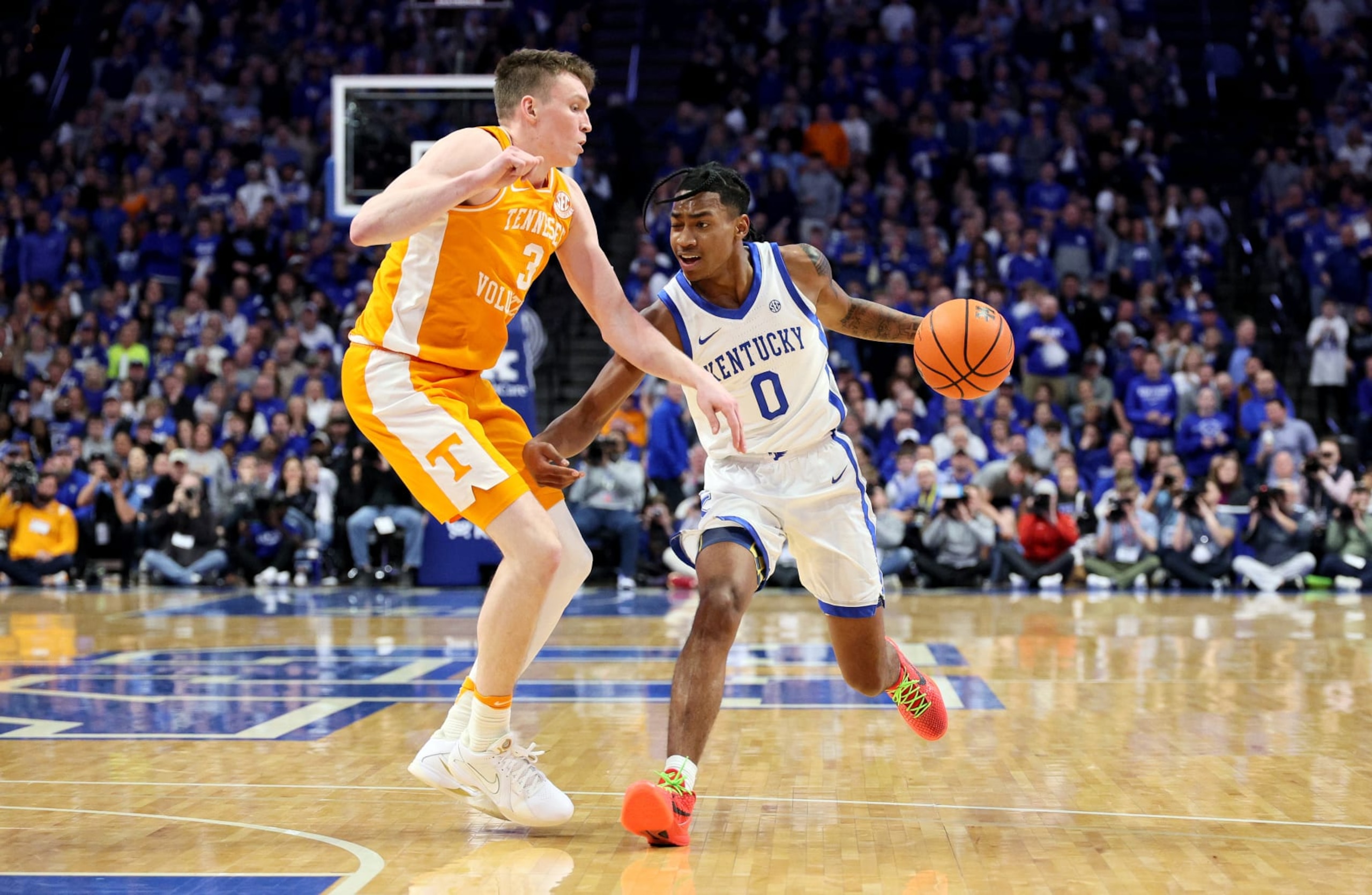 LEXINGTON, KENTUCKY - FEBRUARY 03: Rob Dillingham #0 of the Kentucky Wildcats dribbles the ball while defended by Dalton Knecht #3 of the Tennessee Volunteers at Rupp Arena on February 03, 2024 in Lexington, Kentucky. (Photo by Andy Lyons/Getty Images)