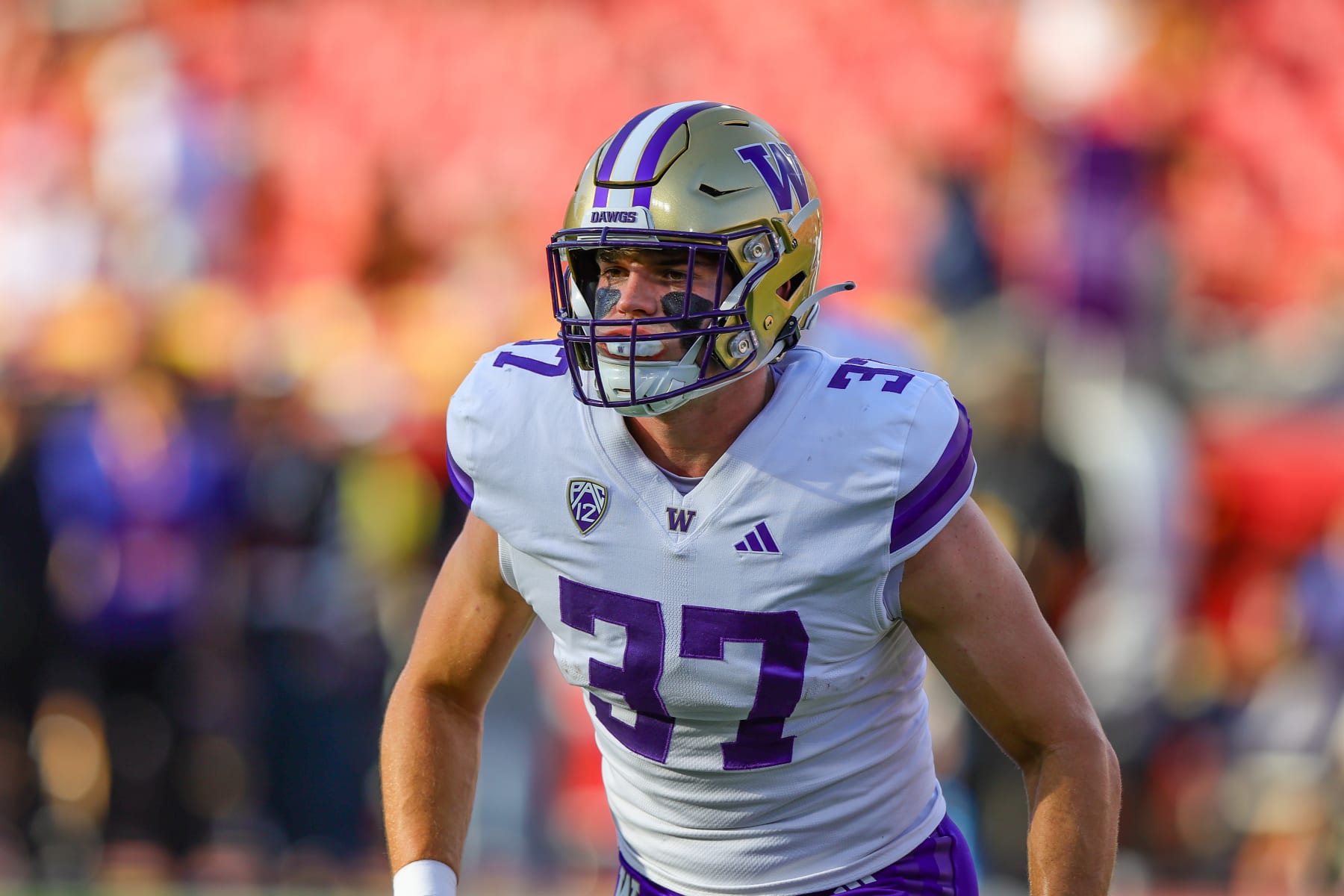LOS ANGELES, CA - NOVEMBER 04: Washington Huskies tight end Jack Westover (37) warms up before a college football game between the Washington Huskies against the USC Trojans on November 04, 2023, at the Los Angeles Memorial Coliseum in Los Angeles, CA(Photo by Jordon Kelly/Icon Sportswire via Getty Images)