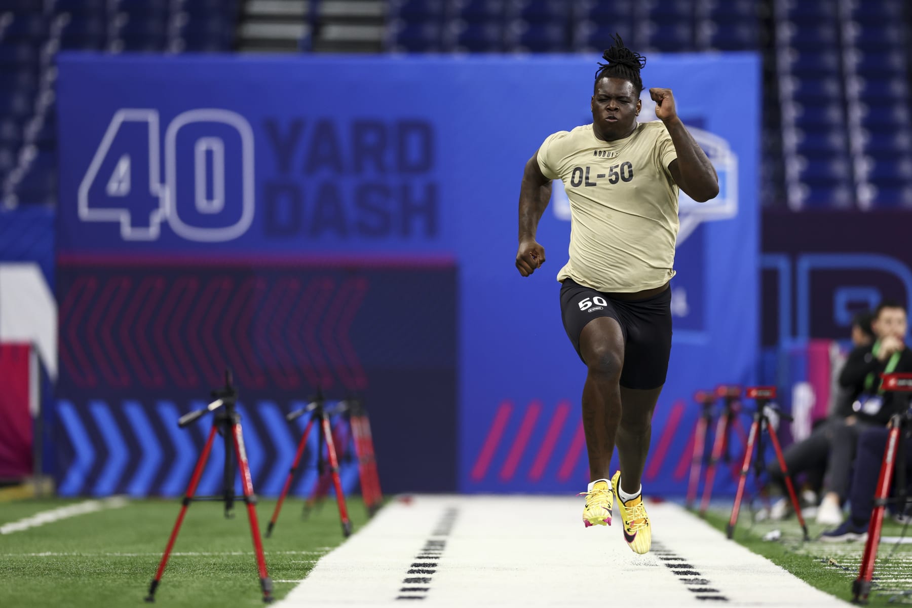 INDIANAPOLIS, INDIANA - MARCH 3: Amarius Mims #OL50 of Georgia runs the 40-yard dash during the NFL Combine at the Lucas Oil Stadium on March 3, 2024 in Indianapolis, Indiana. (Photo by Kevin Sabitus/Getty Images)