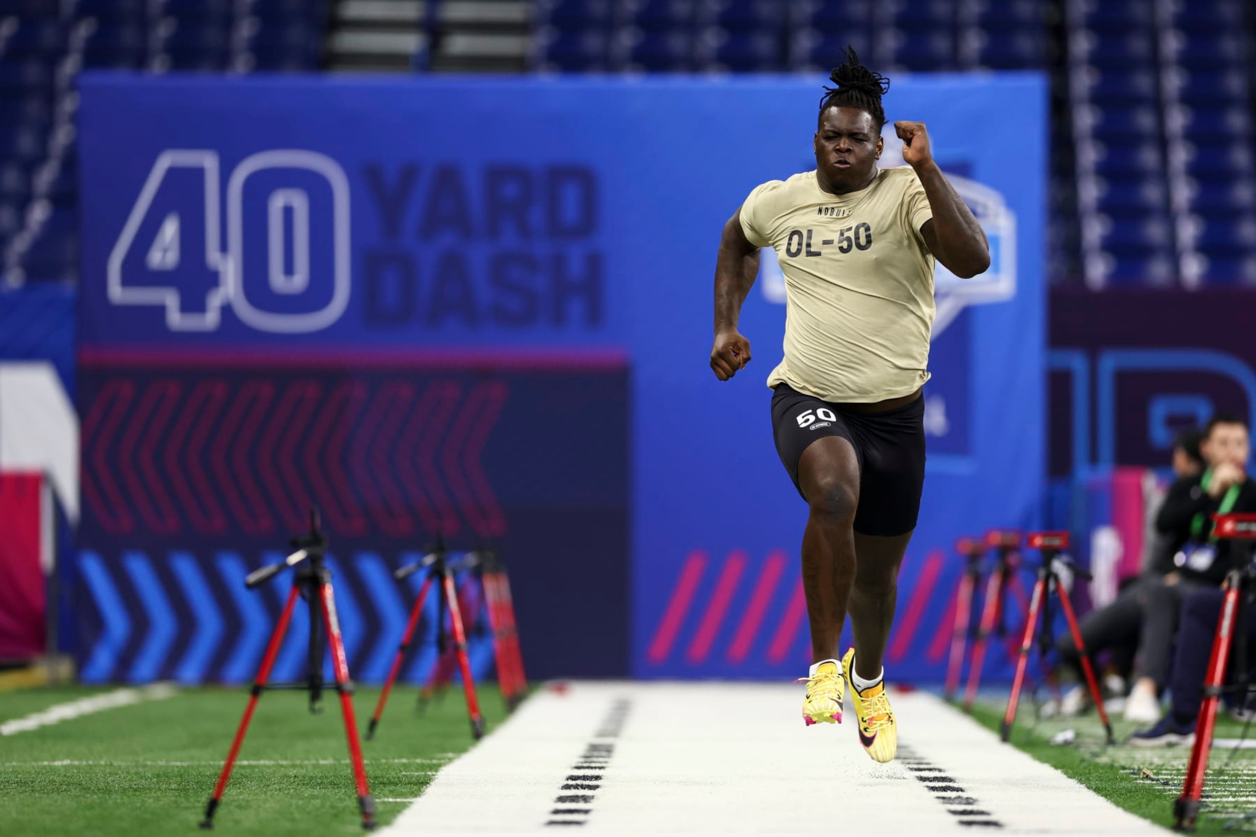 INDIANAPOLIS, INDIANA - MARCH 3: Amarius Mims #OL50 of Georgia runs the 40-yard dash during the NFL Combine at the Lucas Oil Stadium on March 3, 2024 in Indianapolis, Indiana. (Photo by Kevin Sabitus/Getty Images)