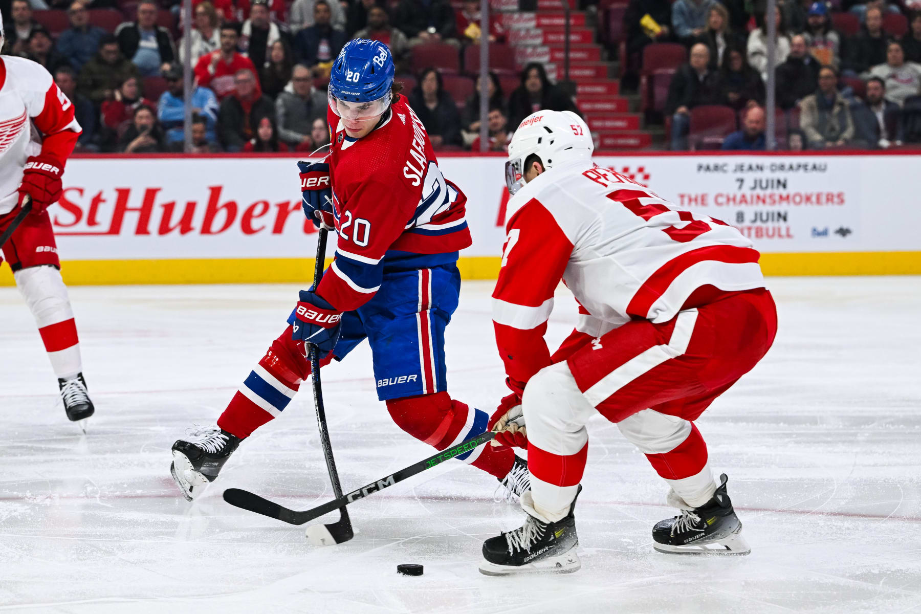 MONTREAL, QC - APRIL 16: Detroit Red Wings left wing David Perron (57) defends the puck against Montreal Canadiens left wing Juraj Slafkovsky (20) during the Detroit Red Wings versus the Montreal Canadiens game on April 16, 2024, at Bell Centre in Montreal, QC (Photo by David Kirouac/Icon Sportswire via Getty Images)