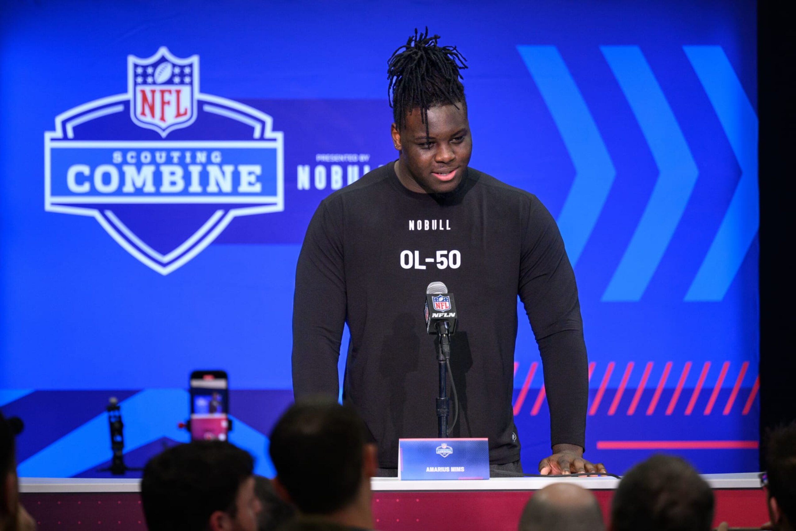 INDIANAPOLIS, IN - MARCH 02: Georgia offensive lineman Amarius Mims answers questions from the media during the NFL Scouting Combine on March 2, 2024, at the Indiana Convention Center in Indianapolis, IN. (Photo by Zach Bolinger/Icon Sportswire via Getty Images) INDIANAPOLIS, IN - MARCH 02: Georgia offensive lineman Amarius Mims answers questions from the media during the NFL Scouting Combine on March 2, 2024, at the Indiana Convention Center in Indianapolis, IN. (Photo by Zach Bolinger/Icon Sportswire via Getty Images)