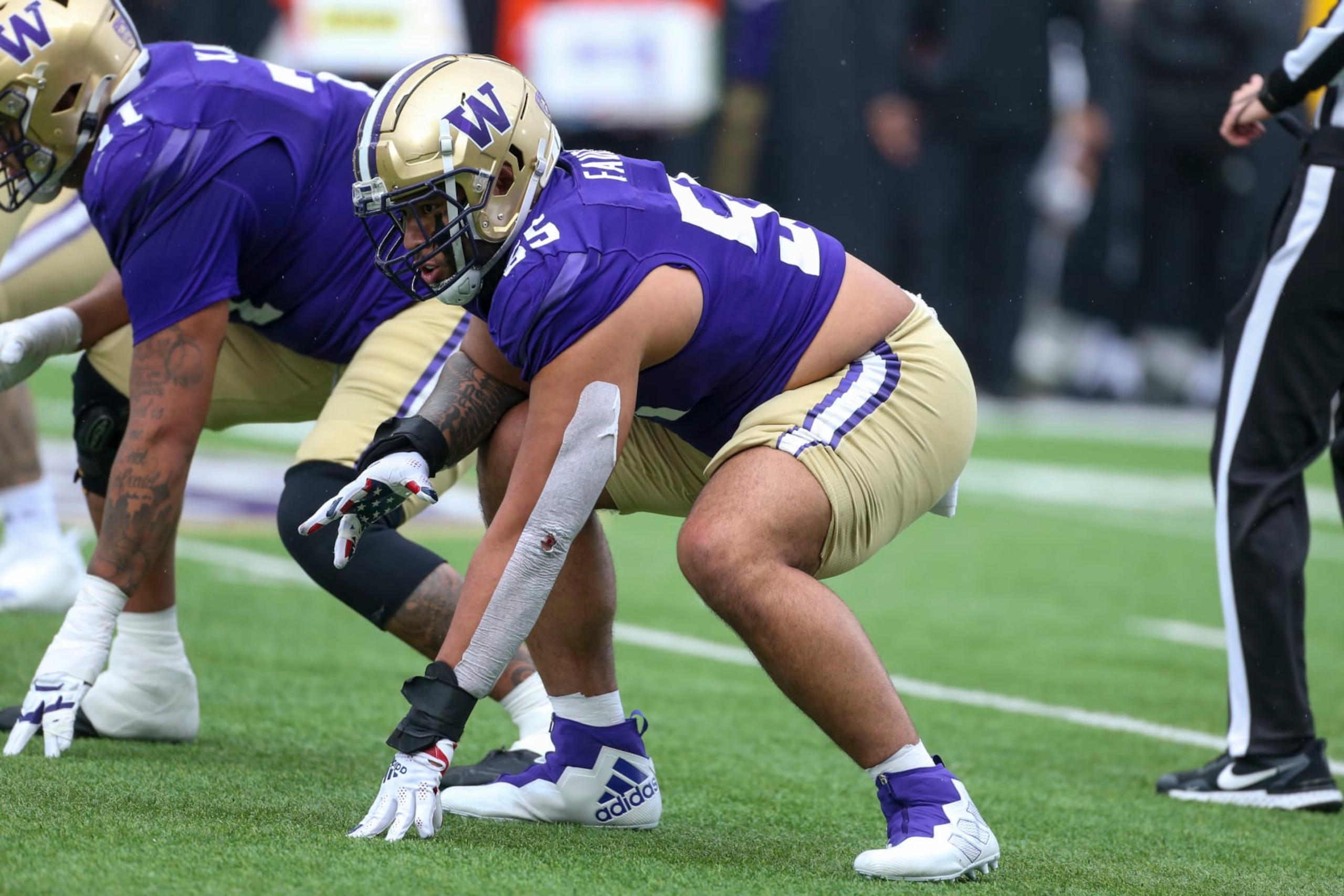 SEATTLE, WA - NOVEMBER 11: Washington's #55 (OL) Troy Fautanu during a college football game between the Washington Huskies and the Utah Utes on November 11, 2023, at Husky Stadium in Seattle, WA. (Photo by Jesse Beals/Icon Sportswire via Getty Images) SEATTLE, WA - NOVEMBER 11: Washington's #55 (OL) Troy Fautanu during a college football game between the Washington Huskies and the Utah Utes on November 11, 2023, at Husky Stadium in Seattle, WA. (Photo by Jesse Beals/Icon Sportswire via Getty Images)