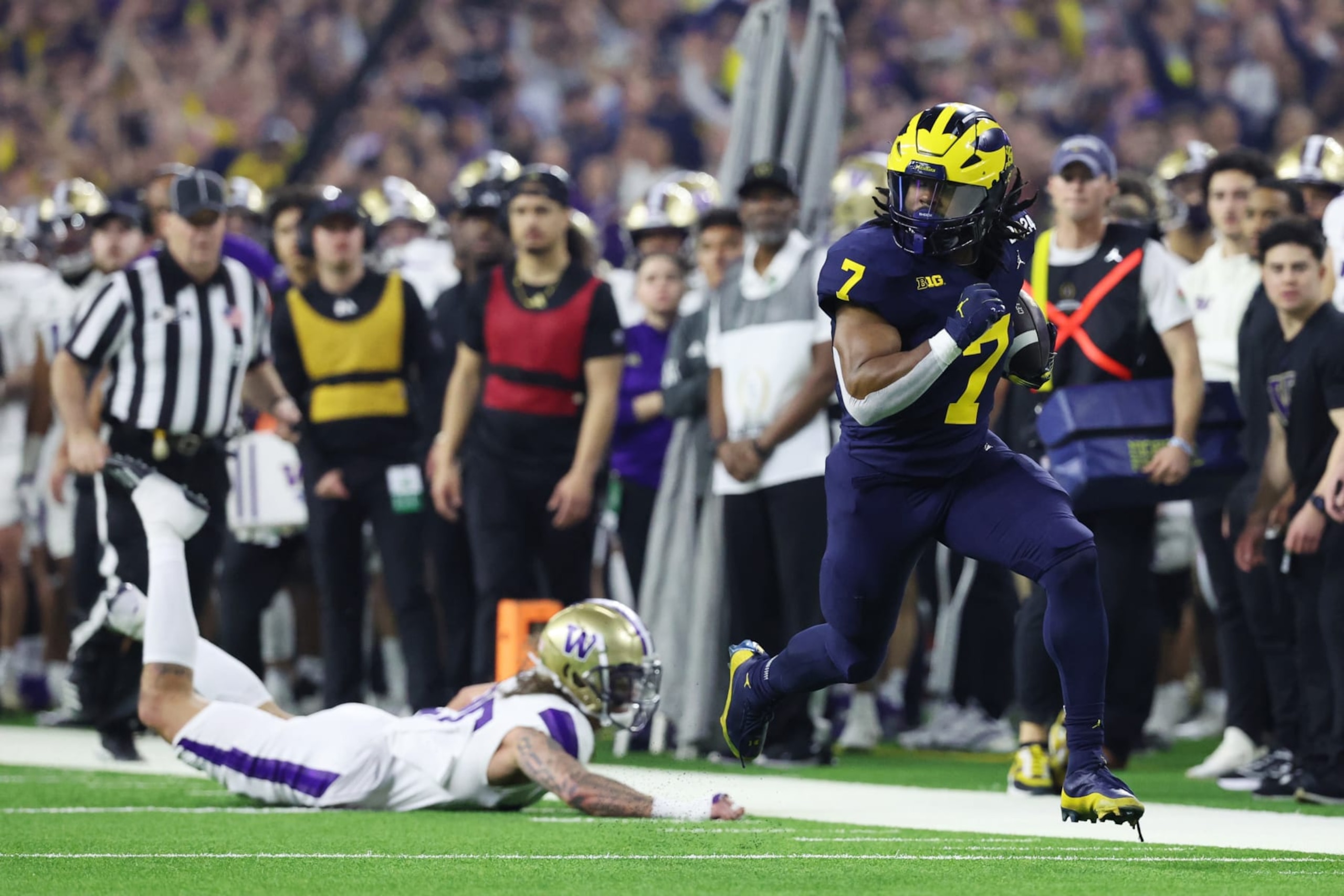 HOUSTON, TEXAS - JANUARY 8: Donovan Edwards #7 of the Michigan Wolverines runs the ball against the Washington Huskies during the 2024 CFP National Championship game at NRG Stadium on January 8, 2024 in Houston, Texas. (Photo by CFP/Getty Images)