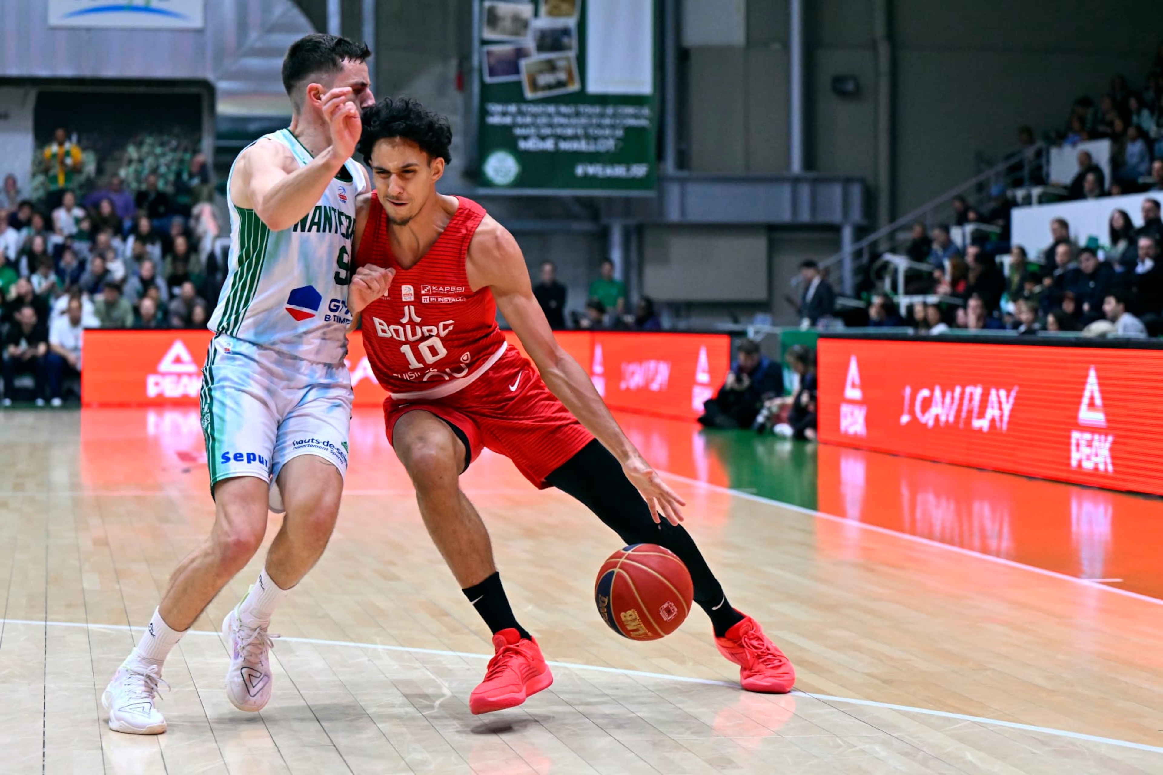 NANTERRE, FRANCE - MARCH 23: Zaccharie Risacher of Bourg En Bresse drives to he basket during the BetClic Elite basketball match between Nanterre 92 and Bourg en Bresse at Palais Des Sports Maurice Thorez on March 23, 2024 in Nanterre, France.  (Photo by Aurelien Meunier/Getty Images)