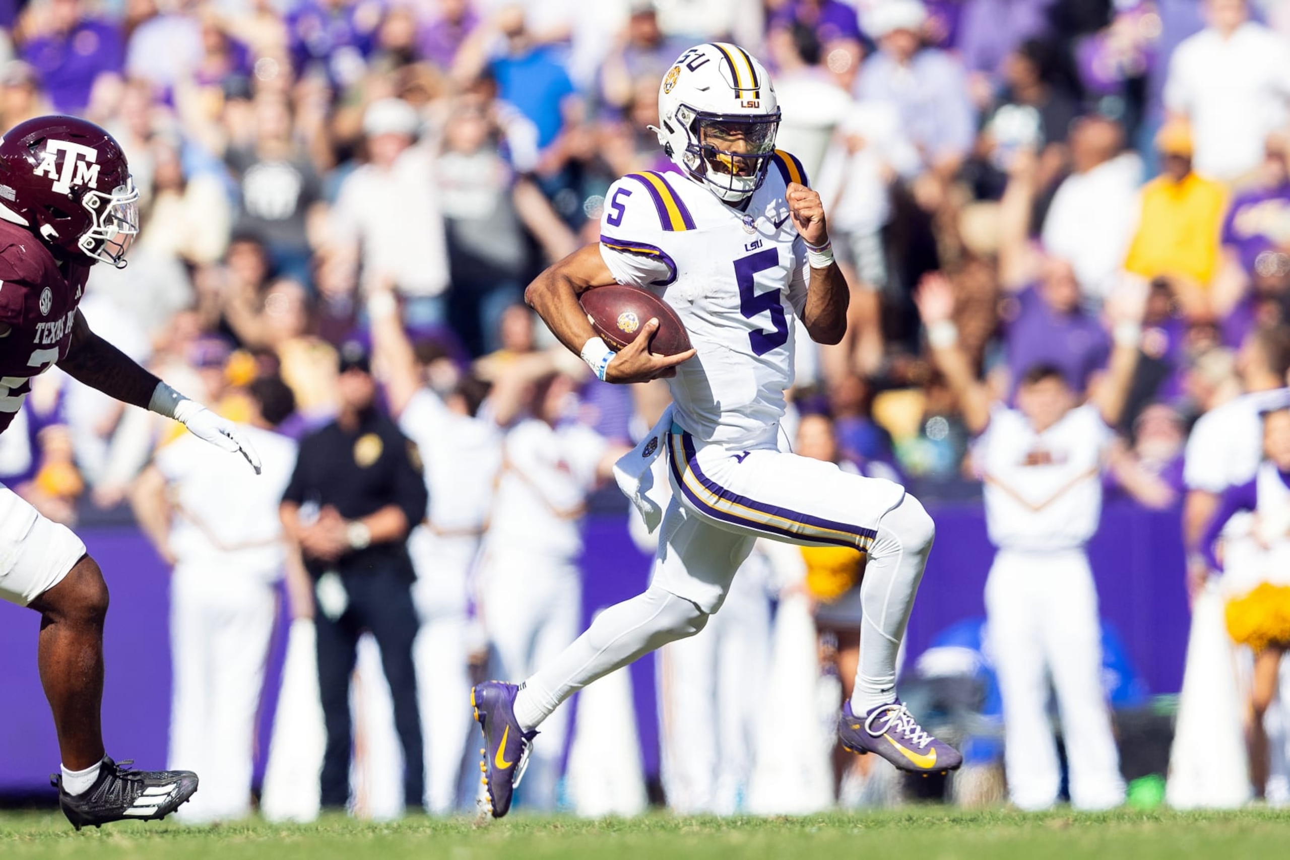 BATON ROUGE, LA - NOVEMBER 25: LSU Tigers quarterback Jayden Daniels (5) rushes the ball during a game between the Texas A&M Aggies and the LSU Tigers in Tiger Stadium in Baton Rouge, Louisiana on November 25, 2023.(Photo by John Korduner/Icon Sportswire via Getty Images)