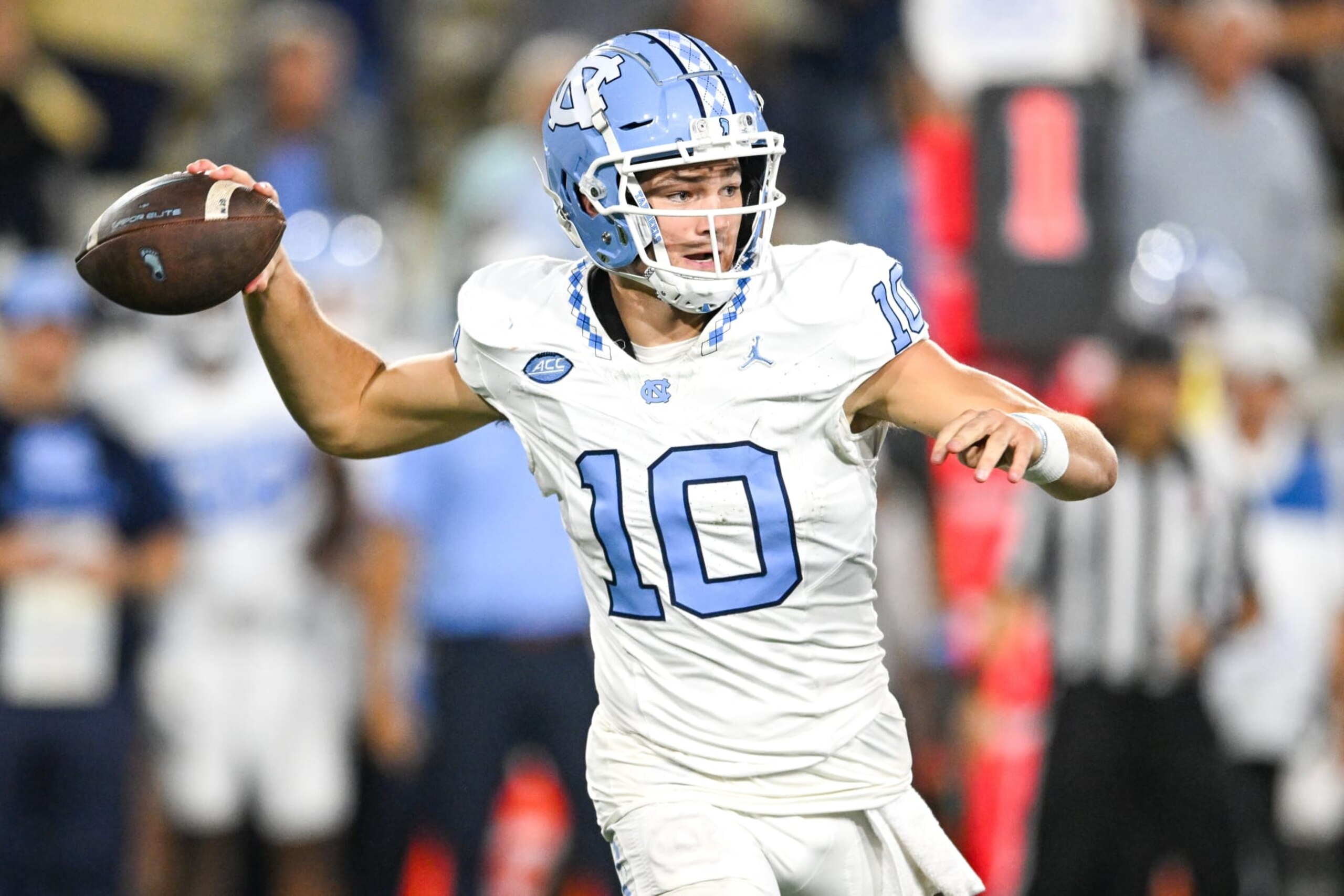 ATLANTA, GA  OCTOBER 28:  North Carolina quarterback Drake Maye (10) drops back to pass during the college football game between the North Carolina Tar Heels and the Georgia Tech Yellow Jackets on October 28th, 2023 at Bobby Dodd Stadium in Atlanta, GA.  (Photo by Rich von Biberstein/Icon Sportswire via Getty Images)