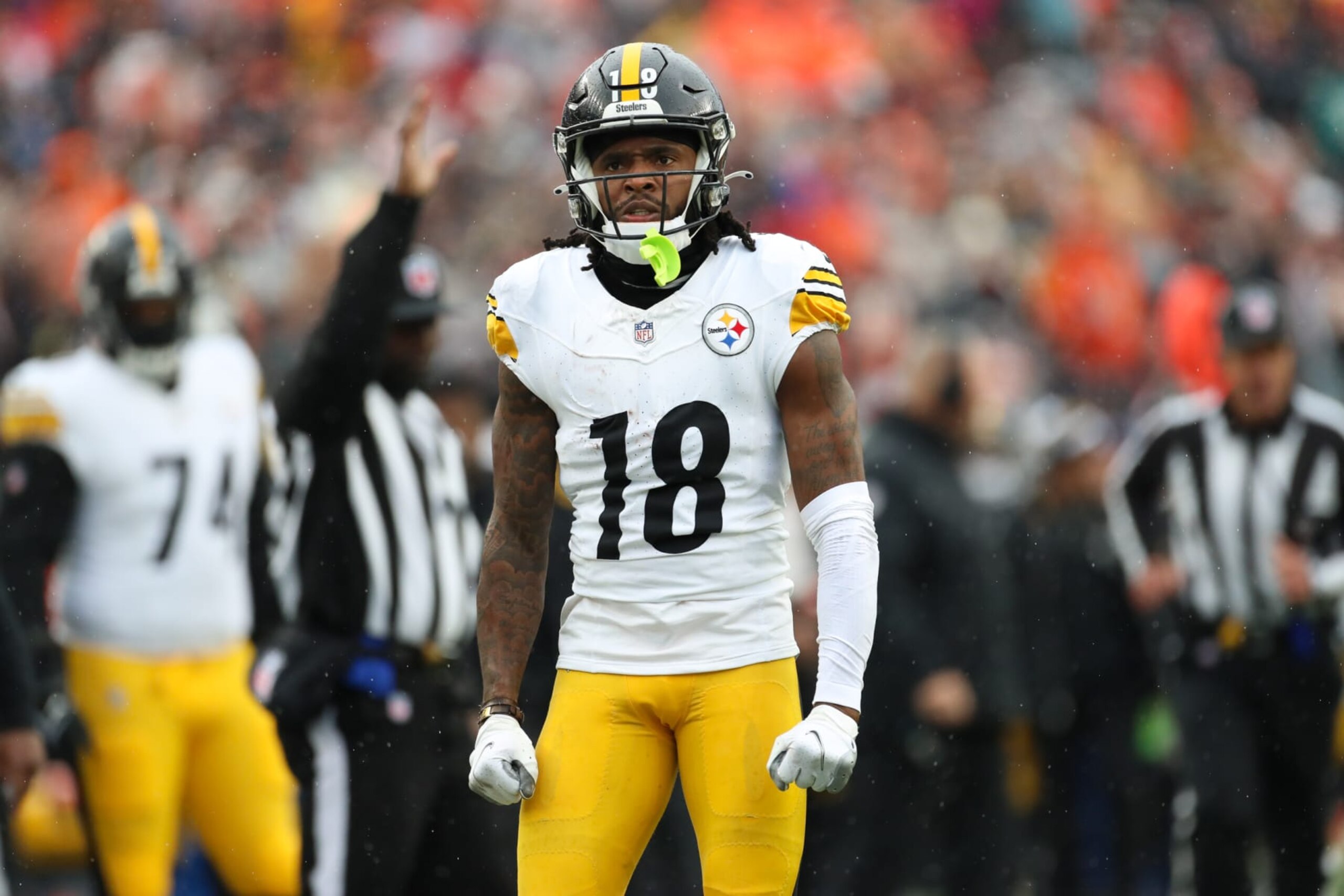 CINCINNATI, OH - NOVEMBER 26: Pittsburgh Steelers wide receiver Diontae Johnson (18) reacts after making a catch during the game against the Pittsburgh Steelers and the Cincinnati Bengals on November 26, 2023, at Paycor Stadium in Cincinnati, OH. (Photo by Ian Johnson/Icon Sportswire via Getty Images)