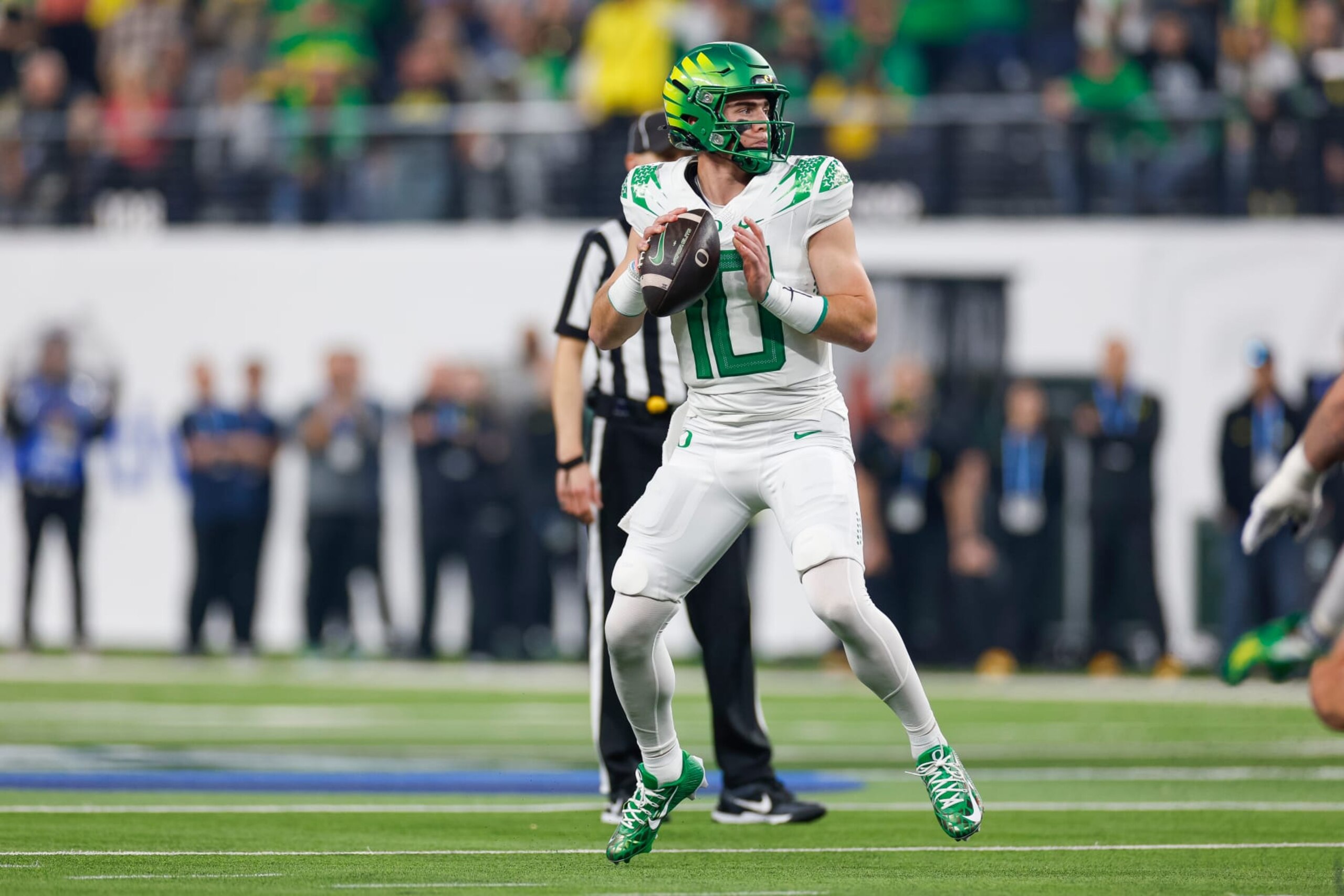 LAS VEGAS, NEVADA - DECEMBER 1: Bo Nix #10 of the Oregon Ducks looks for an open receiver during the Pac-12 Championship game against the Washington Huskies at Allegiant Stadium on December 1, 2023 in Las Vegas, Nevada. (Photo by Brandon Sloter/Image Of Sport/Getty Images) LAS VEGAS, NEVADA - DECEMBER 1: Bo Nix #10 of the Oregon Ducks looks for an open receiver during the Pac-12 Championship game against the Washington Huskies at Allegiant Stadium on December 1, 2023 in Las Vegas, Nevada. (Photo by Brandon Sloter/Image Of Sport/Getty Images)