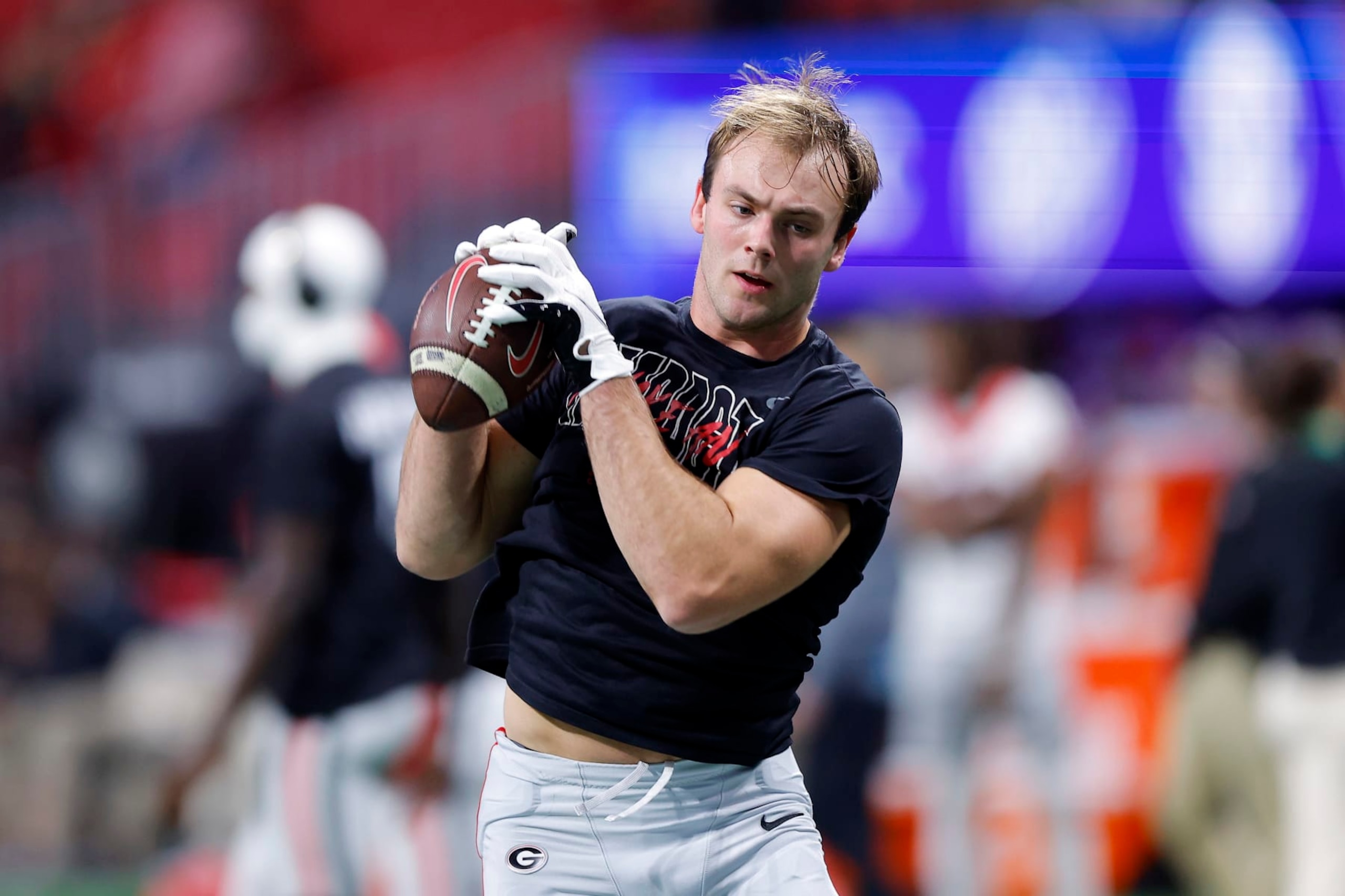 ATLANTA, GEORGIA - DECEMBER 02: Brock Bowers #19 of the Georgia Bulldogs warms up prior to the SEC Championship game against the Alabama Crimson Tide at Mercedes-Benz Stadium on December 02, 2023 in Atlanta, Georgia. (Photo by Todd Kirkland/Getty Images)