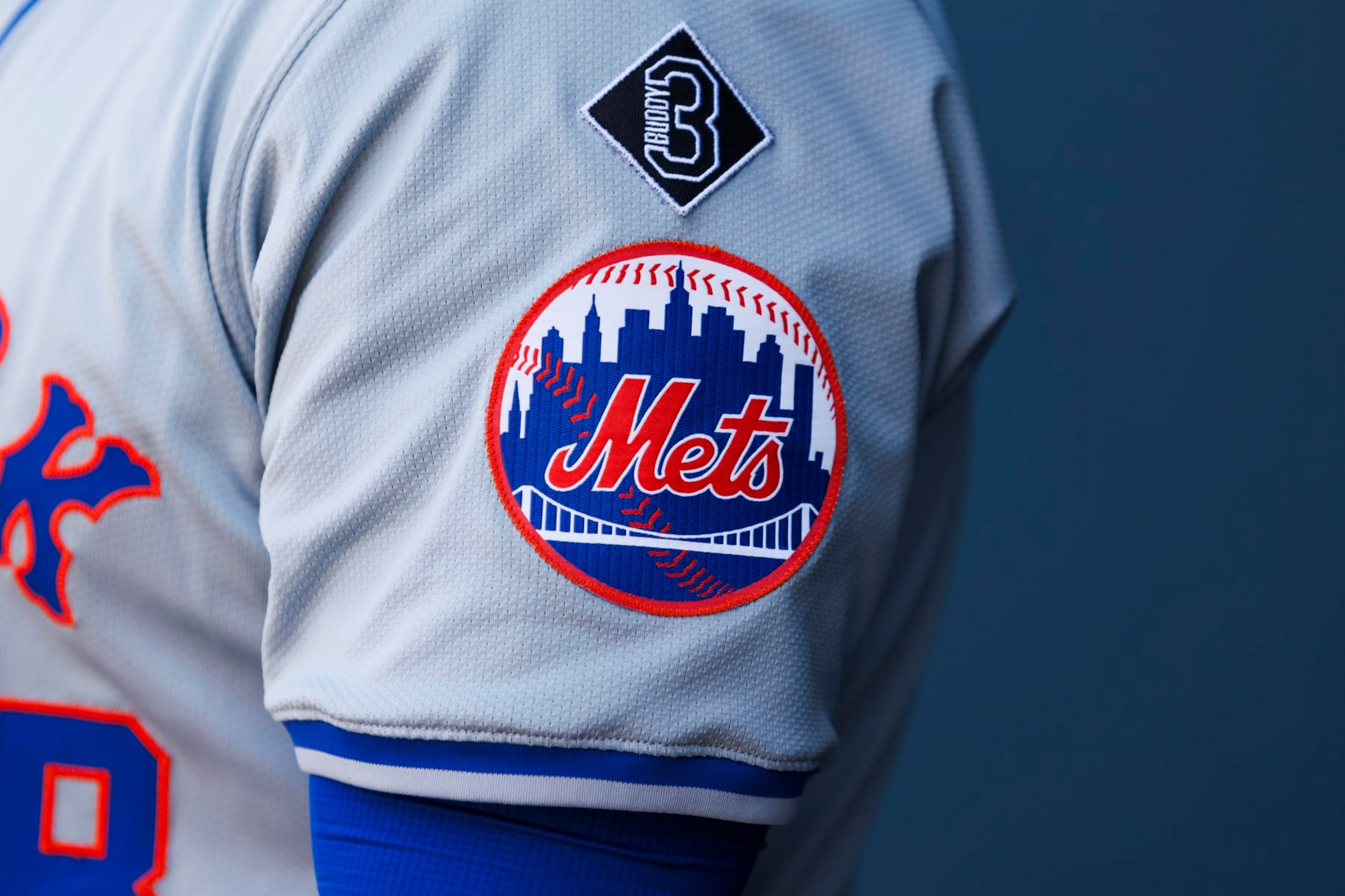 LOS ANGELES, CA - APRIL 21: A detial view of a New York Mets logo on a jersey during the Los Angeles Dodgers game versus the New York Mets on April 21, 2024, at Dodger Stadium in Los Angeles, CA. (Photo by Ric Tapia/Icon Sportswire via Getty Images) LOS ANGELES, CA - APRIL 21: A detial view of a New York Mets logo on a jersey during the Los Angeles Dodgers game versus the New York Mets on April 21, 2024, at Dodger Stadium in Los Angeles, CA. (Photo by Ric Tapia/Icon Sportswire via Getty Images)