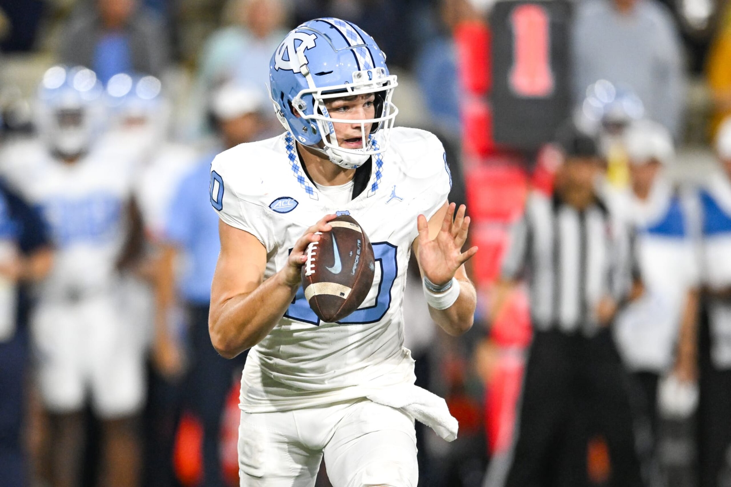 ATLANTA, GA  OCTOBER 28:  North Carolina quarterback Drake Maye (10) drops back to pass during the college football game between the North Carolina Tar Heels and the Georgia Tech Yellow Jackets on October 28th, 2023 at Bobby Dodd Stadium in Atlanta, GA.  (Photo by Rich von Biberstein/Icon Sportswire via Getty Images)