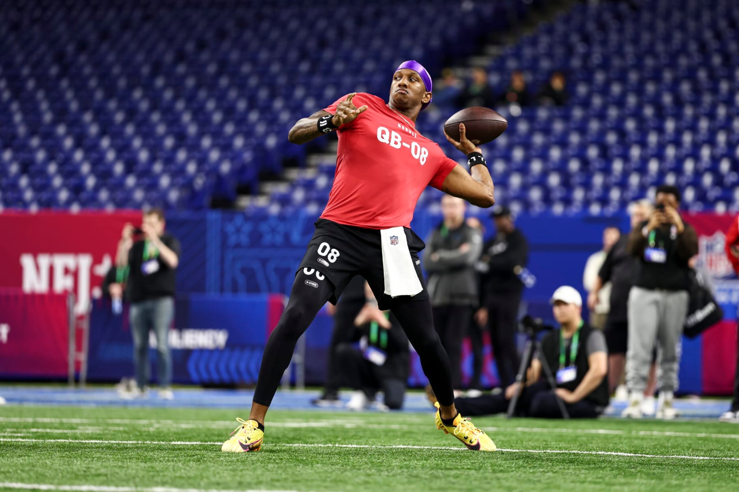 INDIANAPOLIS, INDIANA - MARCH 2: Michael Penix #QB08 of Washington participates in a drill during the NFL Combine at the Lucas Oil Stadium on March 2, 2024 in Indianapolis, Indiana. (Photo by Kevin Sabitus/Getty Images)