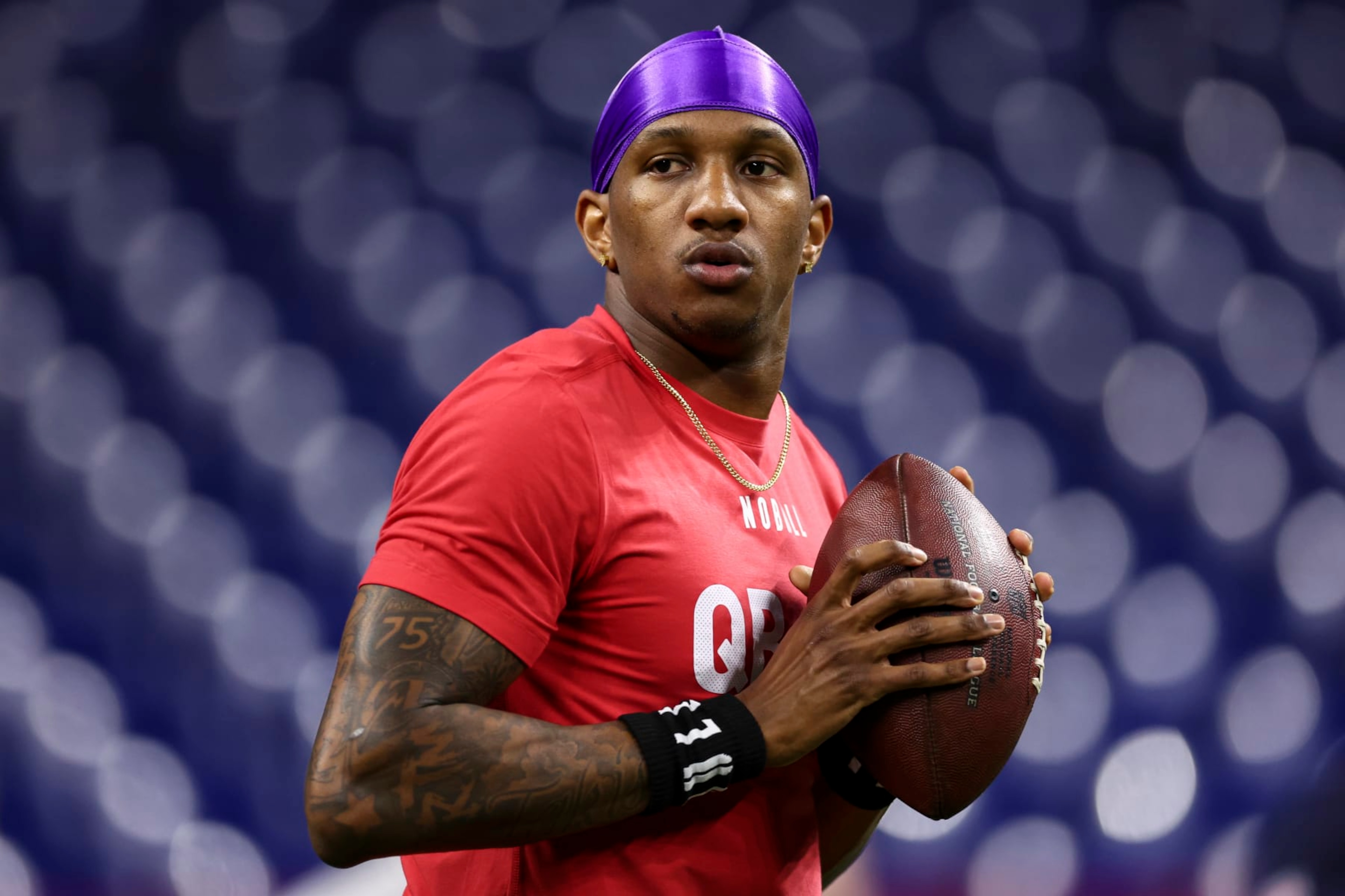 INDIANAPOLIS, INDIANA - MARCH 2: Michael Penix #QB08 of Washington participates in a drill during the NFL Combine at the Lucas Oil Stadium on March 2, 2024 in Indianapolis, Indiana. (Photo by Kevin Sabitus/Getty Images)