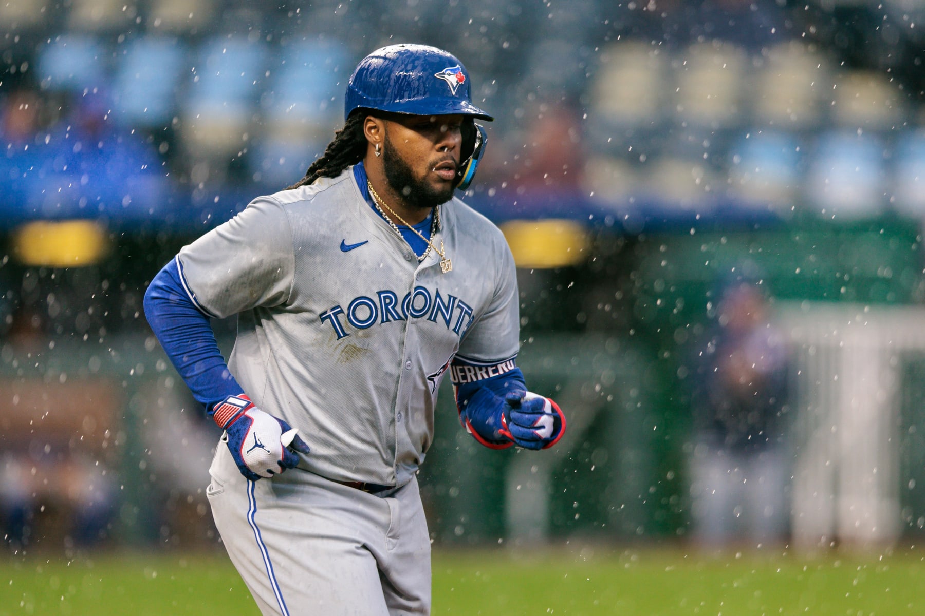 KANSAS CITY, MO - APRIL 25: Toronto Blue Jays first base Vladimir Guerrero Jr. (27) heads to first base in the rain during the game against the Kansas City Royals on April 25th, 2024 at Kauffman Stadium in Kansas City, Missouri. (Photo by William Purnell/Icon Sportswire via Getty Images)