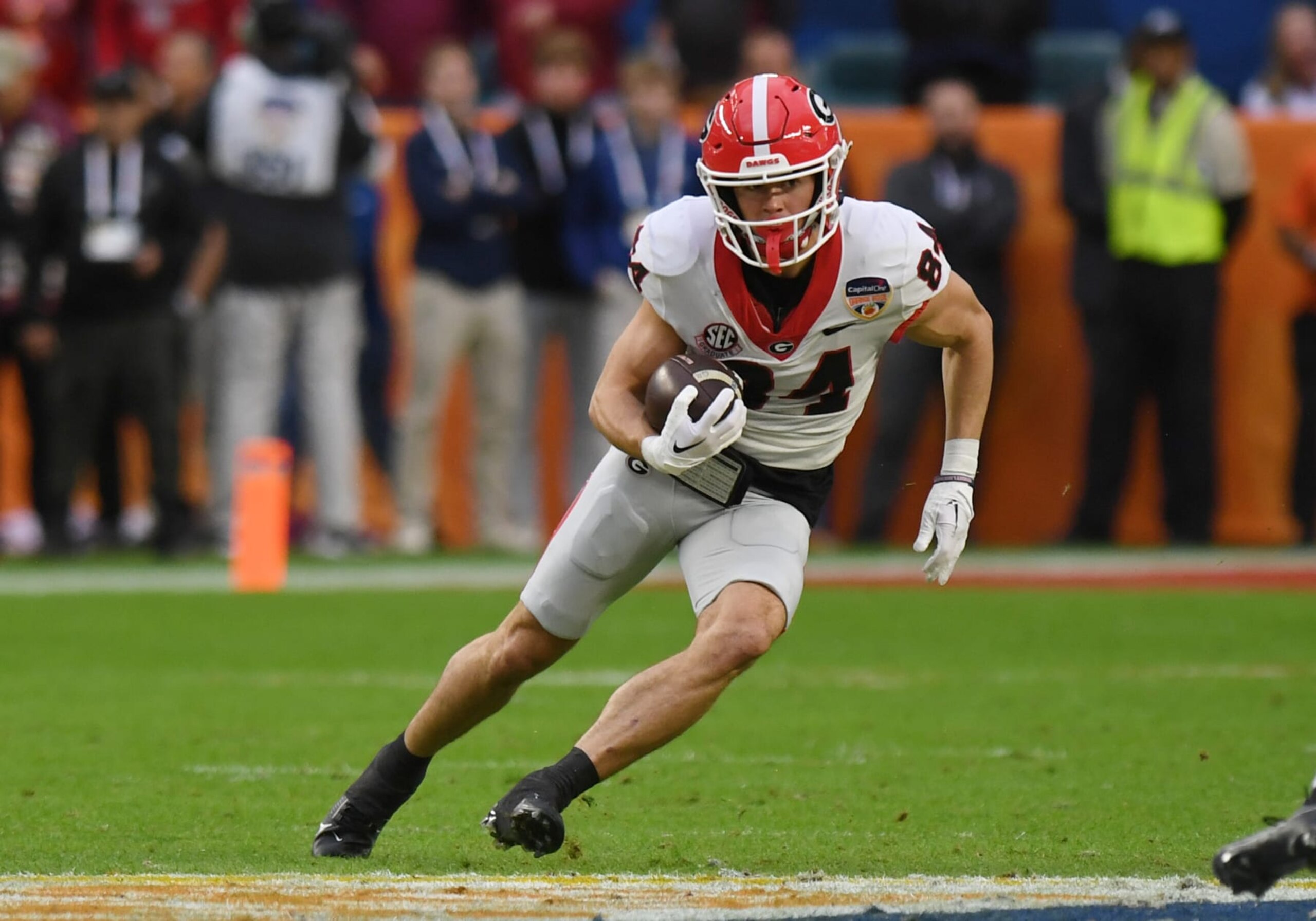 MIAMI GARDENS, FL - DECEMBER 30: Georgia Bulldogs Wide Receiver Ladd McConkey (84) rushes the ball during the Capital One Orange Bowl between the Georgia Bulldogs and the Florida State Seminoles on December 30, 2023, at Hard Rock Stadium in Miami Gardens, FL. (Photo by Jeffrey Vest/Icon Sportswire via Getty Images)