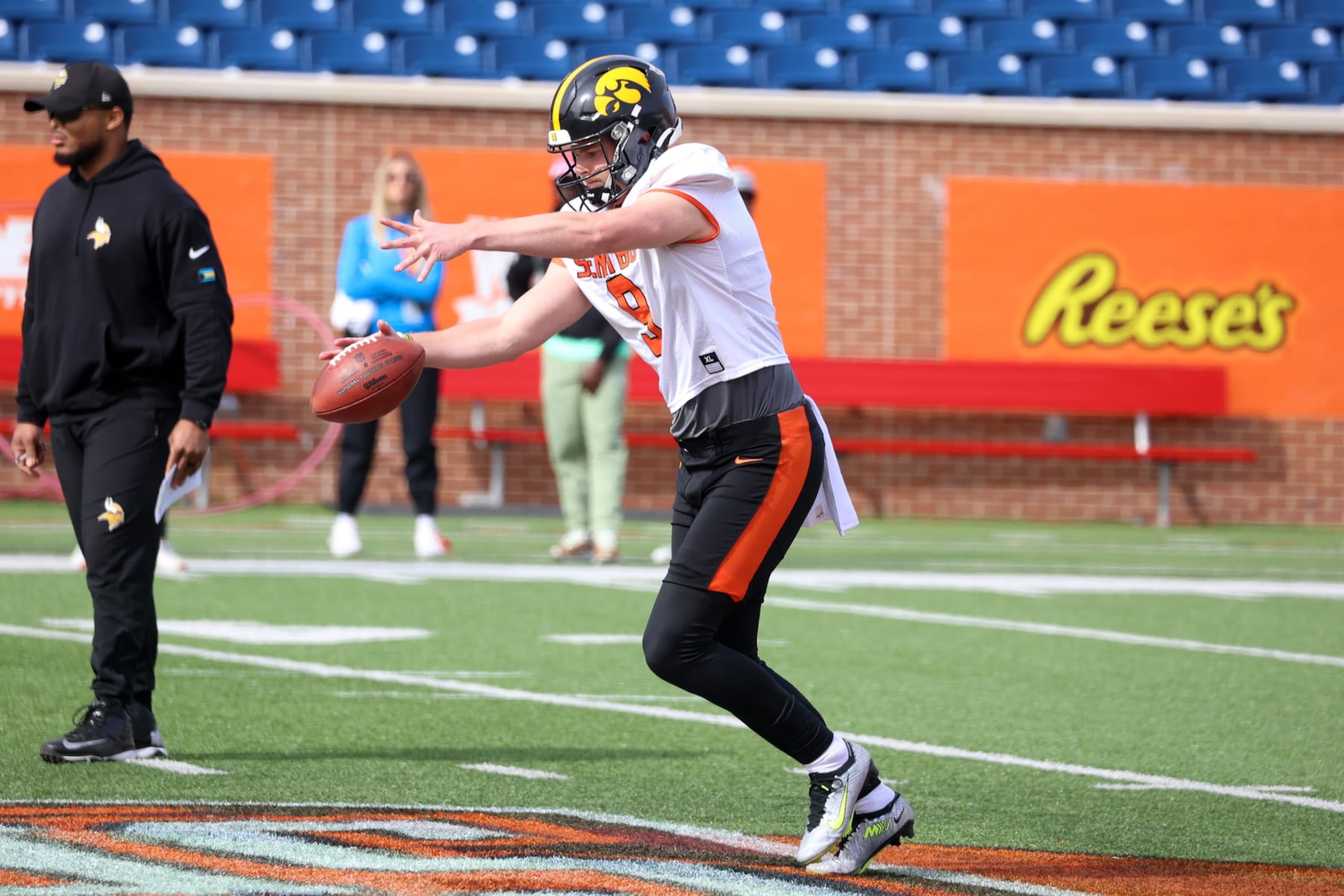 MOBILE, AL - FEBRUARY 01: National punter Tory Taylor of Iowa (9) during the National team practice for the Reese's Senior Bowl on February 1, 2024 at Hancock Whitney Stadium in Mobile, Alabama. (Photo by Michael Wade/Icon Sportswire via Getty Images) MOBILE, AL - FEBRUARY 01: National punter Tory Taylor of Iowa (9) during the National team practice for the Reese's Senior Bowl on February 1, 2024 at Hancock Whitney Stadium in Mobile, Alabama. (Photo by Michael Wade/Icon Sportswire via Getty Images)