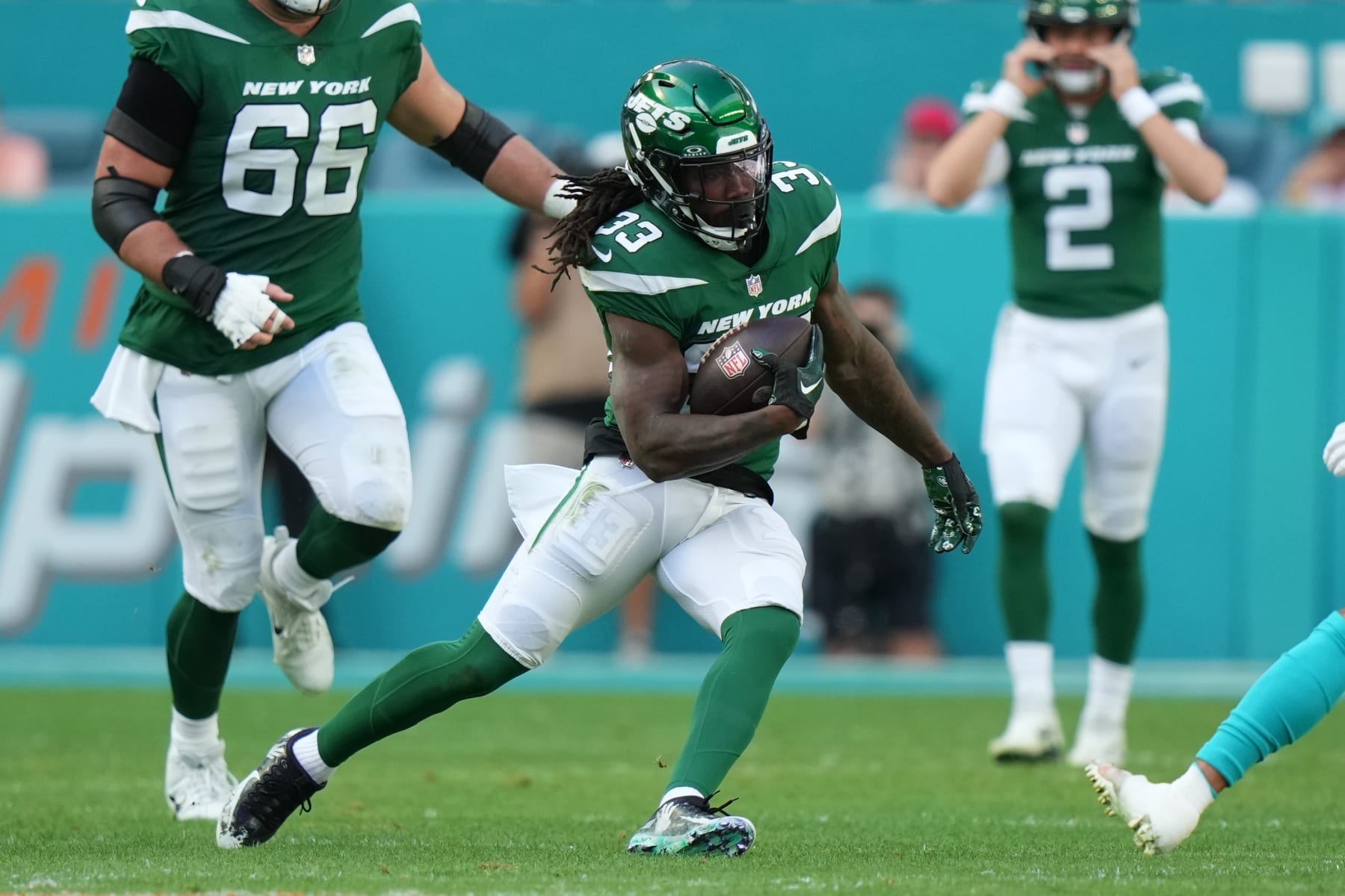 MIAMI GARDENS, FL - DECEMBER 17: New York Jets running back Dalvin Cook (33) rushes with the ball during the game between the New York Jets and the Miami Dolphins on Sunday, December 17, 2023 at Hard Rock Stadium, Hard Rock Stadium, Fla. (Photo by Peter Joneleit/Icon Sportswire via Getty Images)
